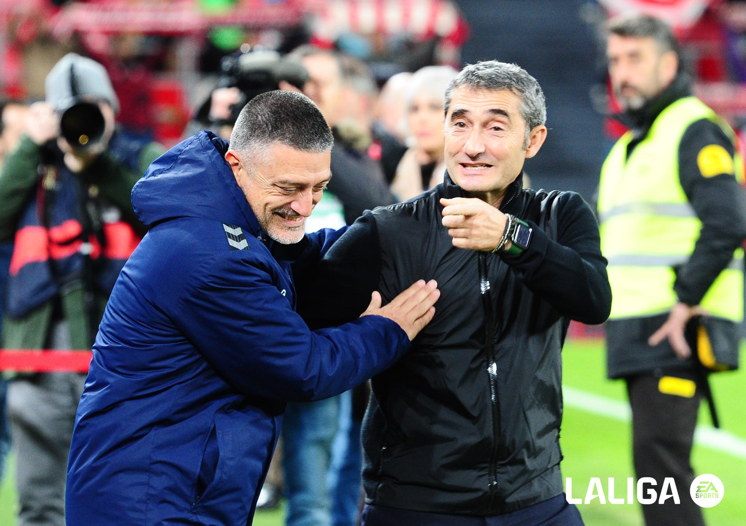 Saludo cómplice entre Valverde y García Pimienta (Foto: LALIGA).