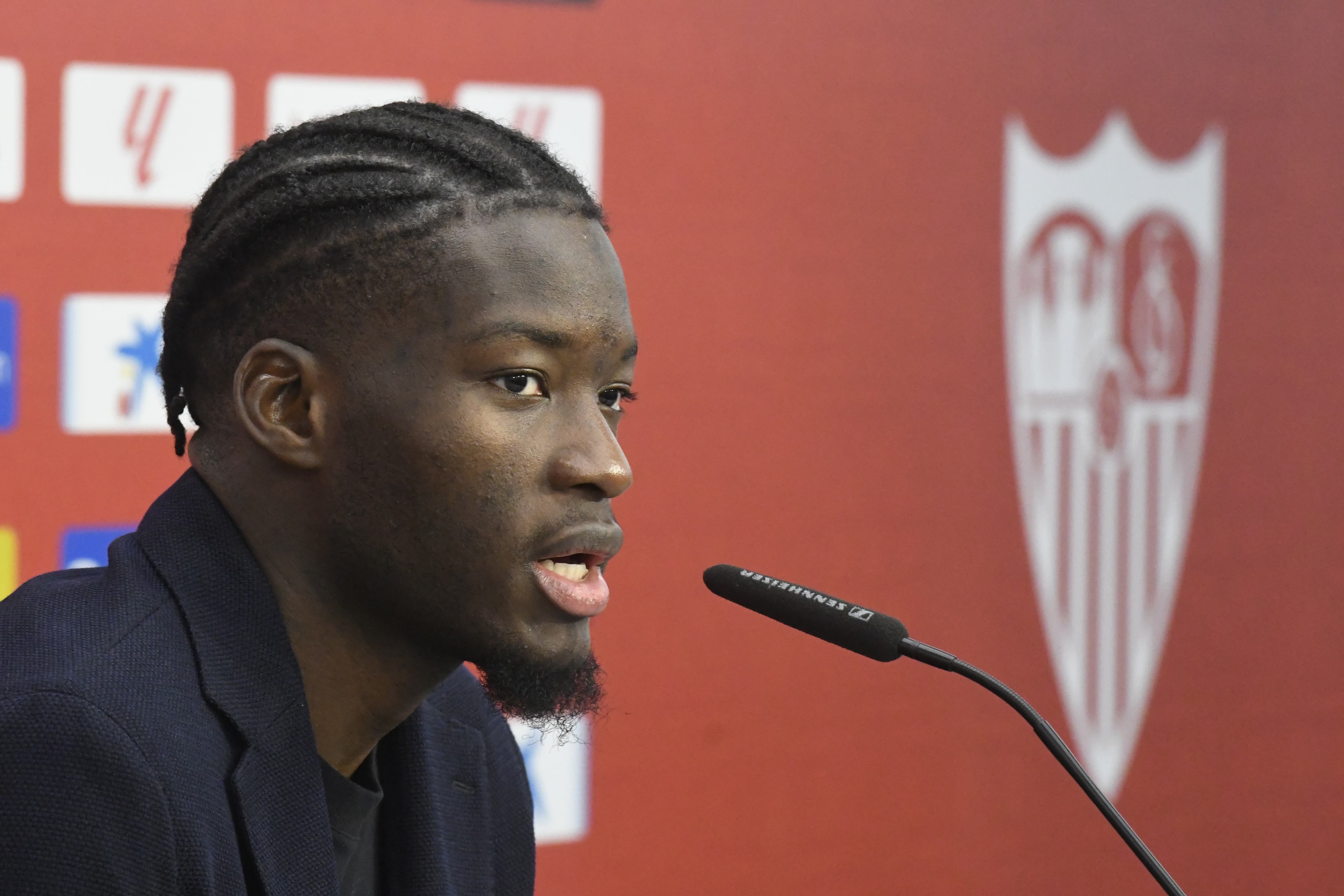 Lucien Agoumé, en su presentación con el Sevilla.