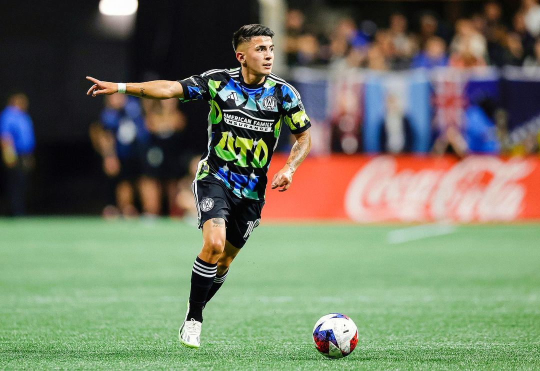 Thiago Almada da instrucciones en un partido con el Atlanta.