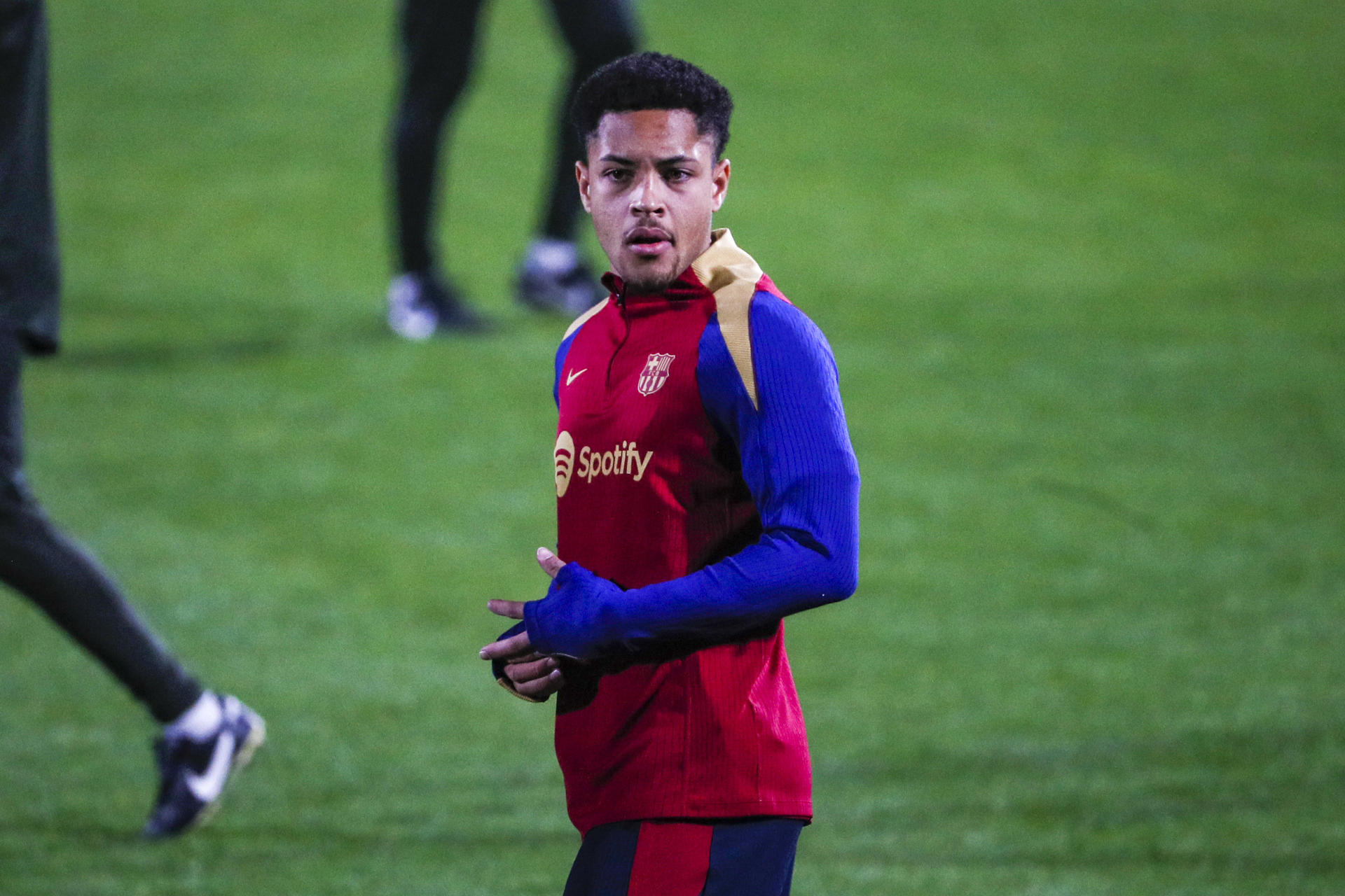 Vitor Roque, en un calentamiento del Barcelona (Foto: EFE).