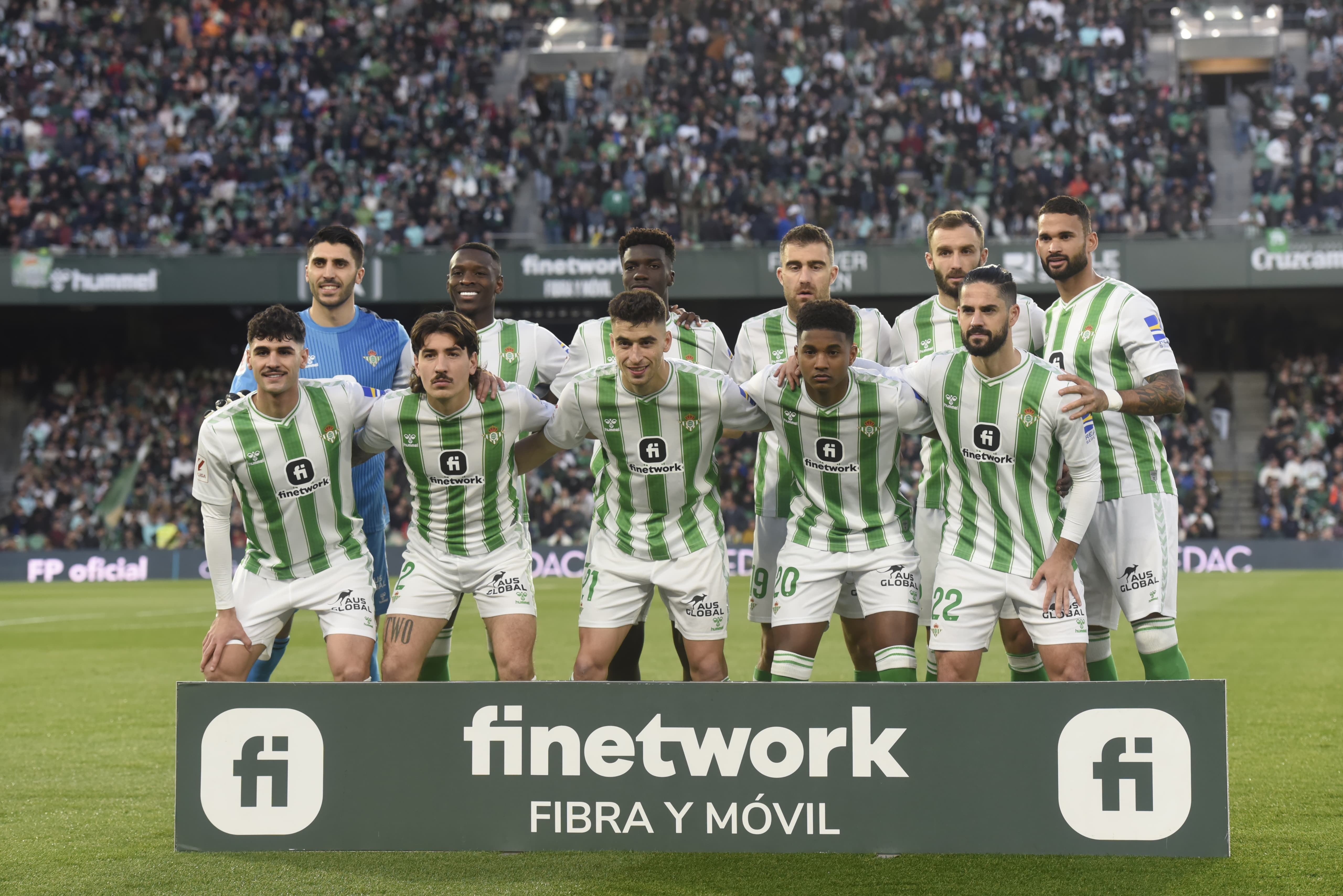 19 Hector Bellerin del Real Betis Balompie celebra un gol durante el  partido La Liga Santander entre el FC Barcelona y el Real Betis Balompie en  el Camp Nou Stadium el 04