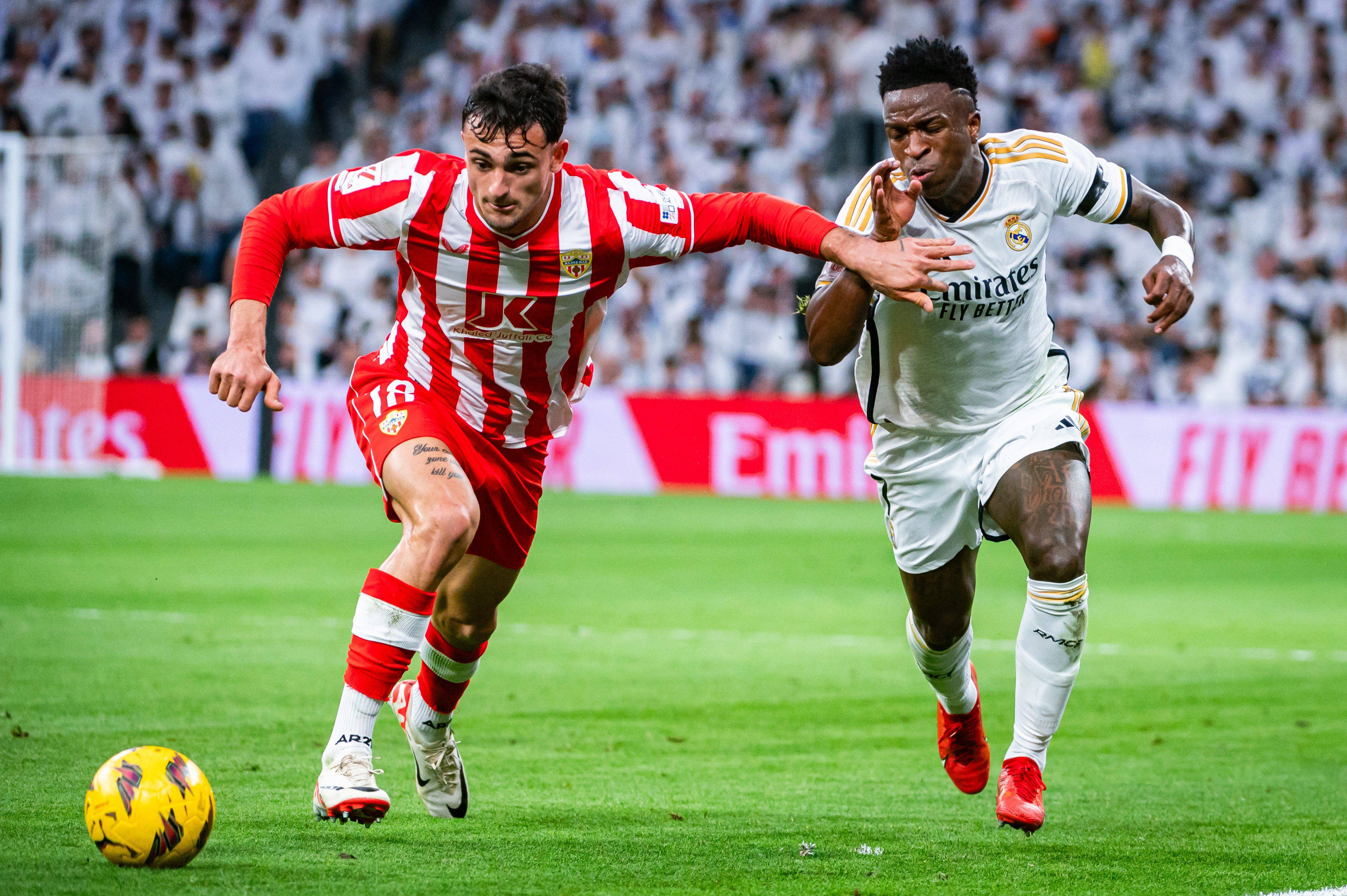 Vinicius Jr y Marc Pubill durante el partido entre Real Madrid y Almería. (Fuente: Cordon Press)