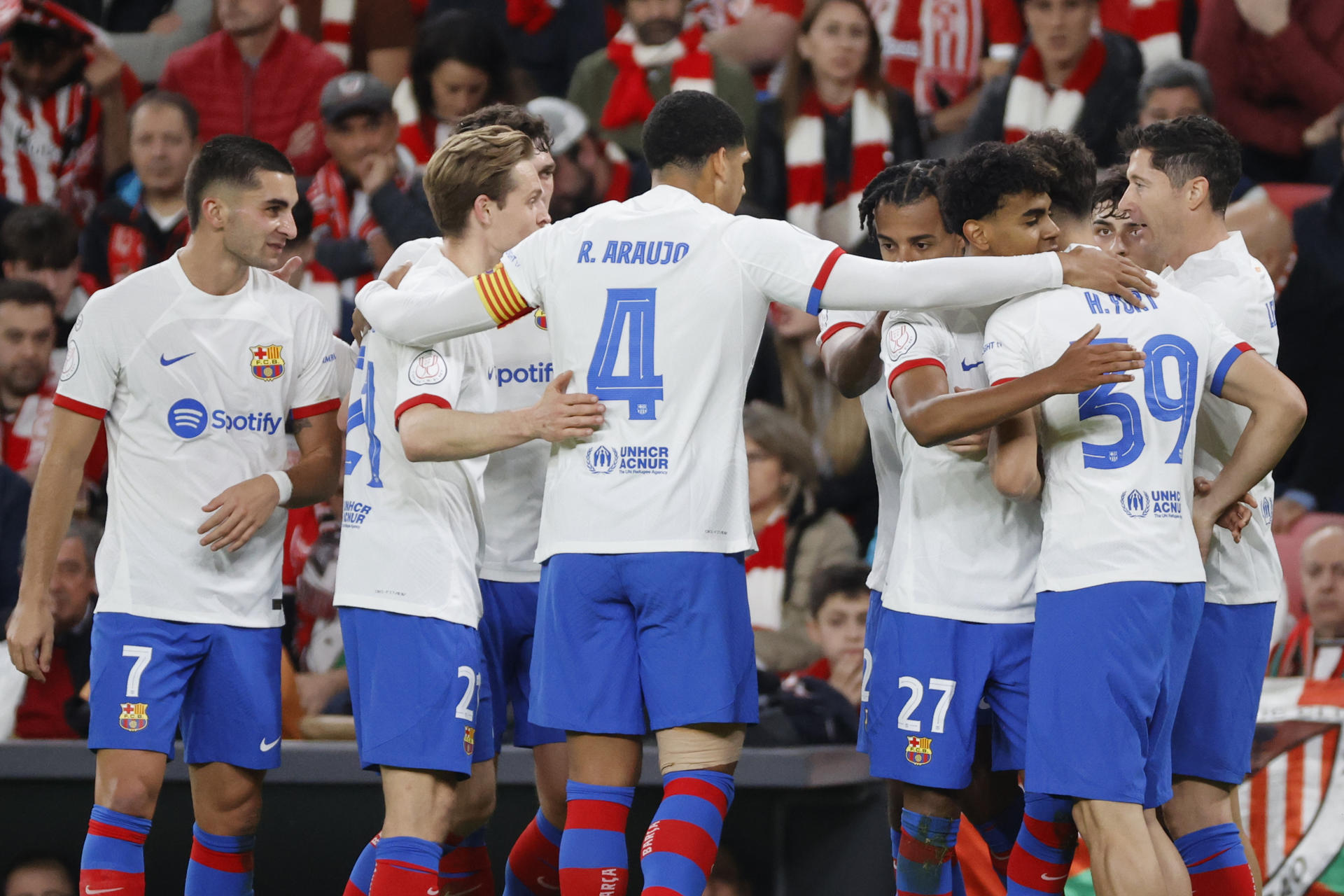 Los jugadores del Barcelona celebran el gol de Lamine Yamal al Athletic (Foto: EFE).