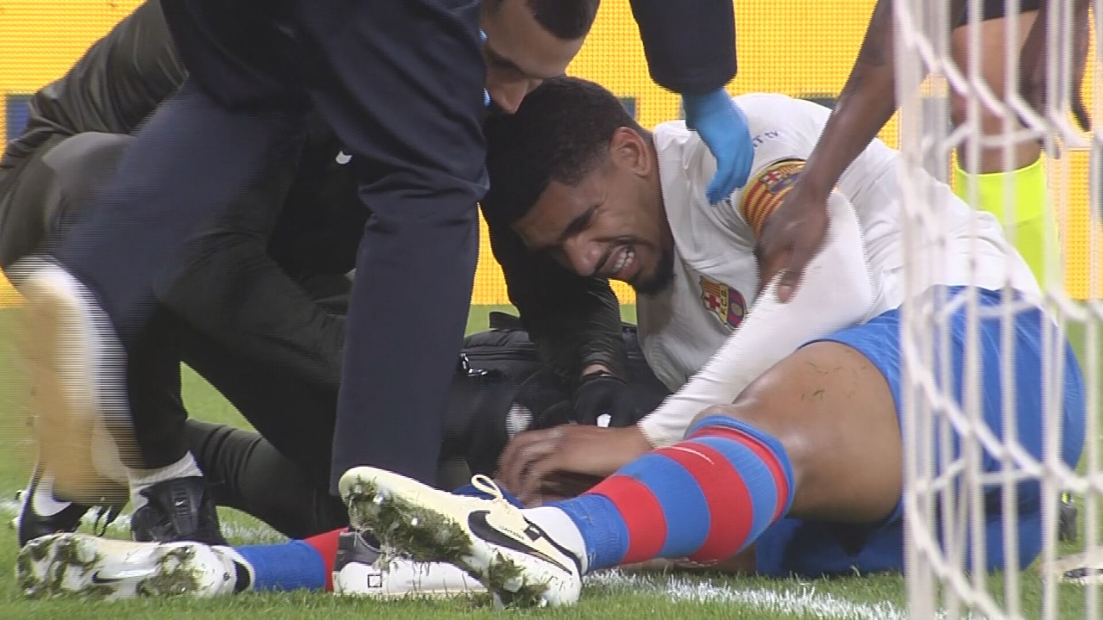 Ronald Araujo se duele de su rodilla en el Athletic-Barça.