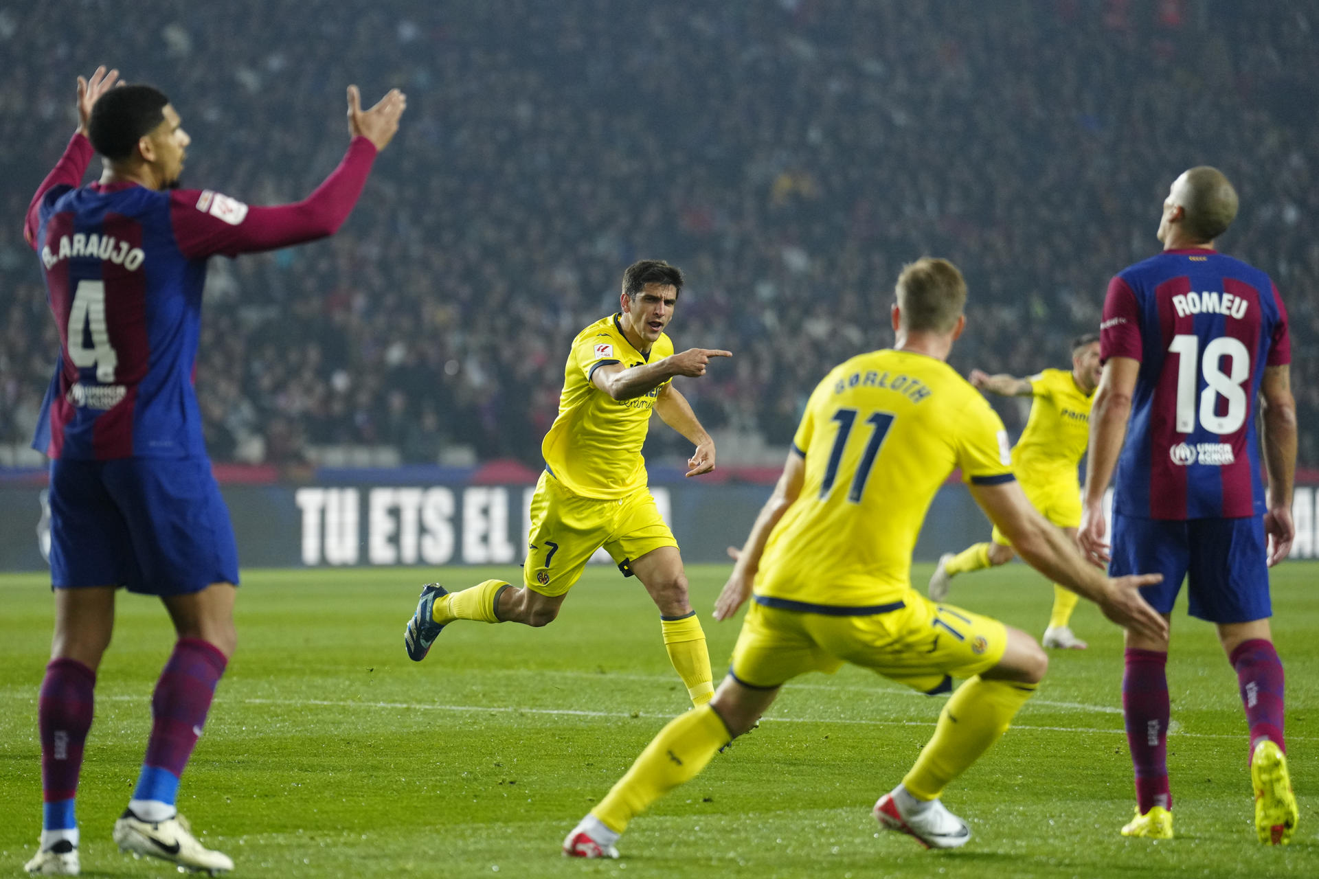 Los jugadores del Barça reaccionan al gol de Gerard Moreno (Foto: EFE).