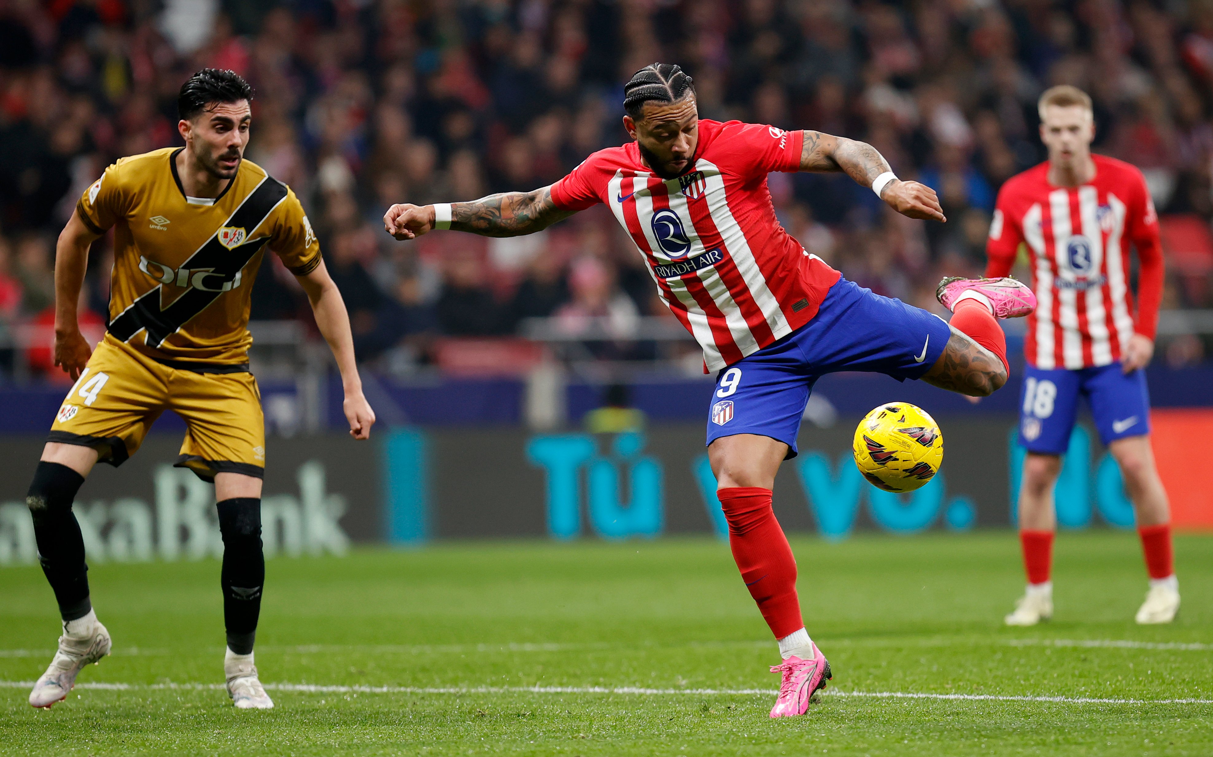 Memphis Depay dispara en el Atlético de Madrid-Rayo Vallecano (Foto: ATM).