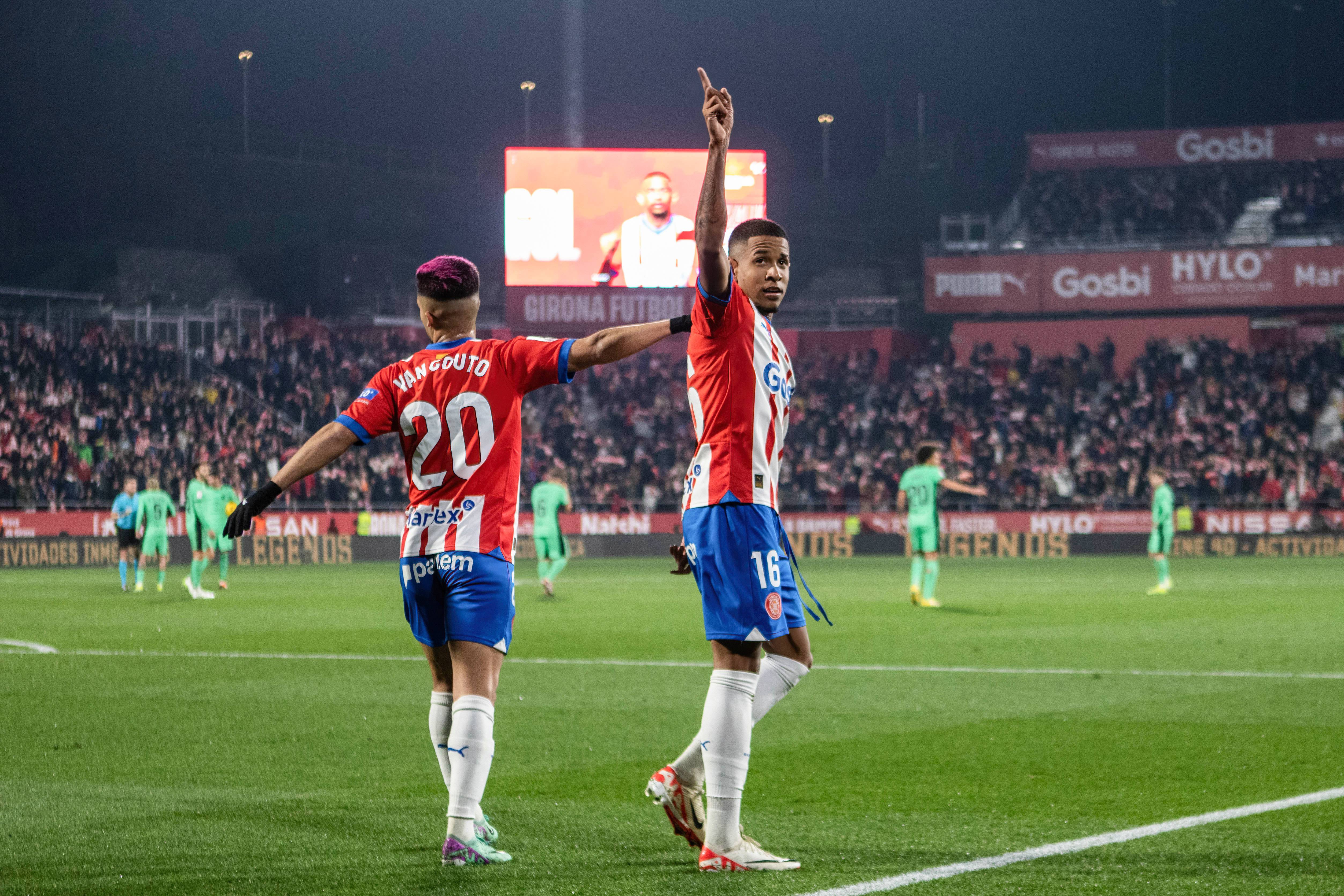 Savinho celebra con Yan Couto un gol con el Girona (Foto: Cordon Press).