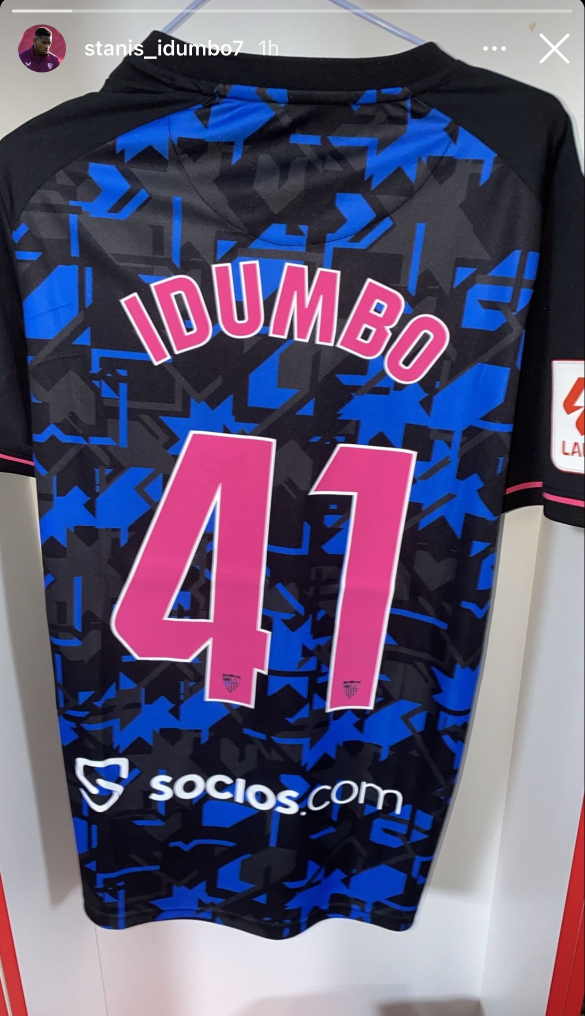 Idumbo presume de su camiseta del Sevilla. 