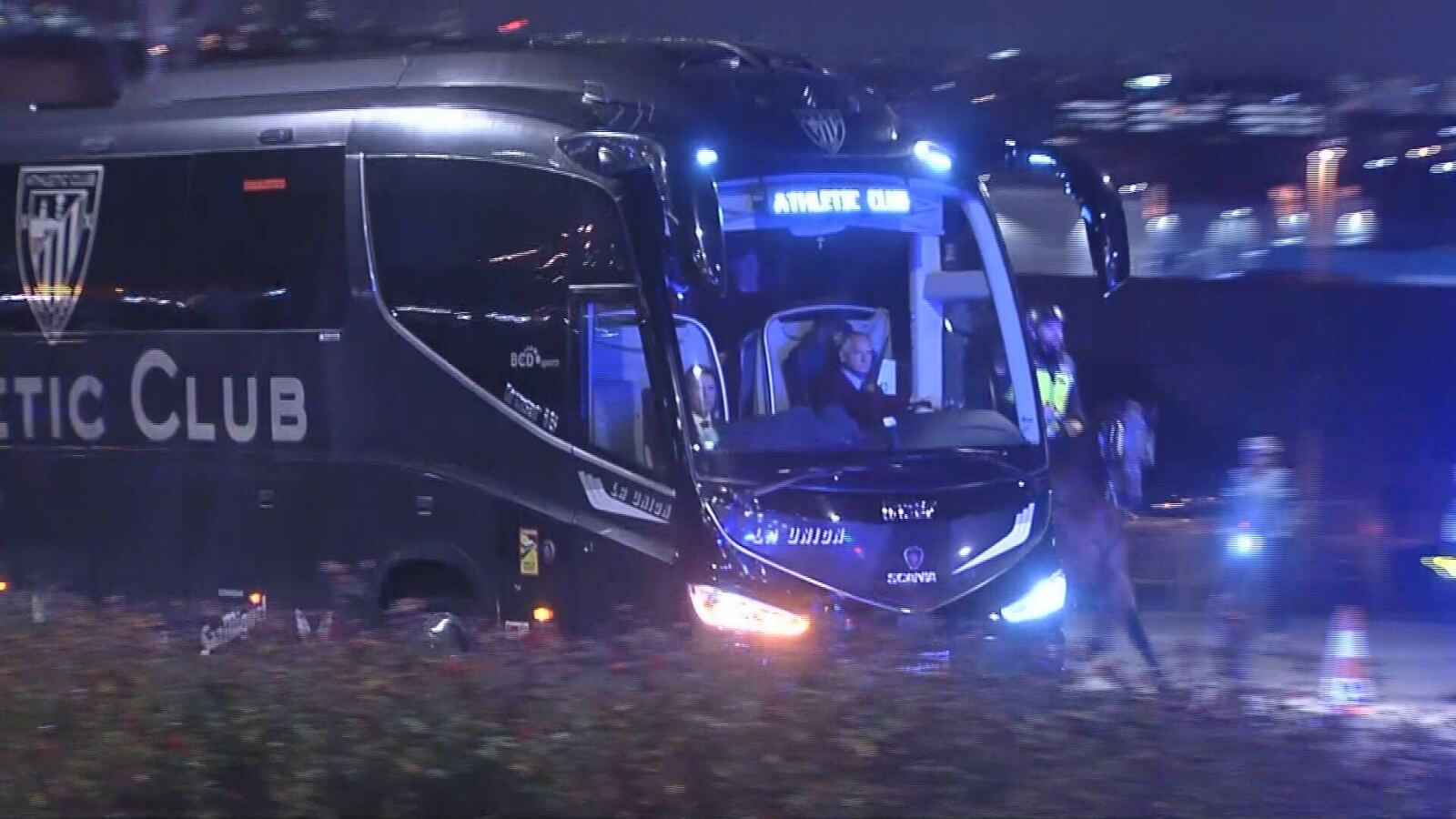 El autobús del Athletic Club llega al Metropolitano para la semifinal de Copa.