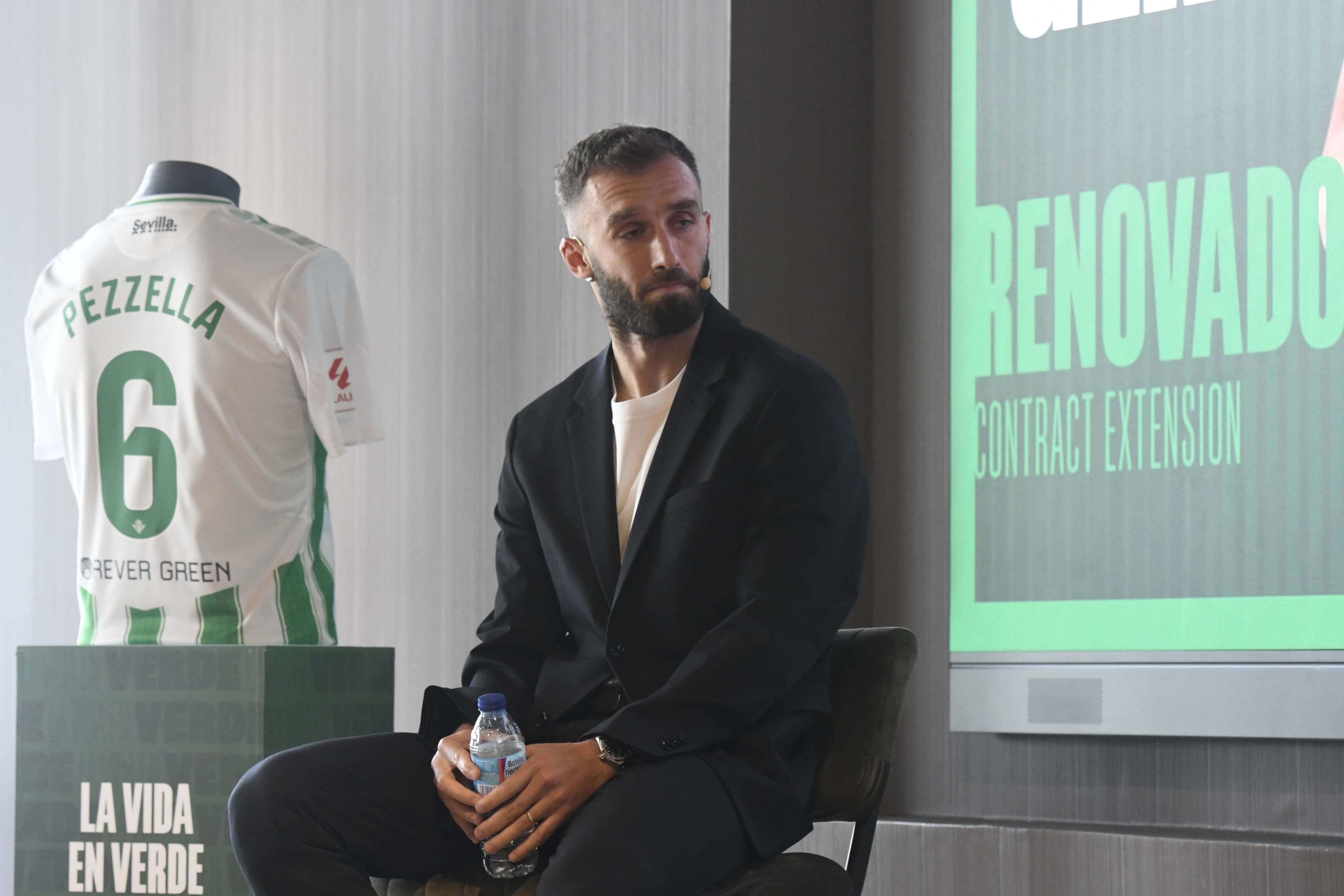 Germán Pezzella, en el acto de renovación (Foto: Kiko Hurtado)