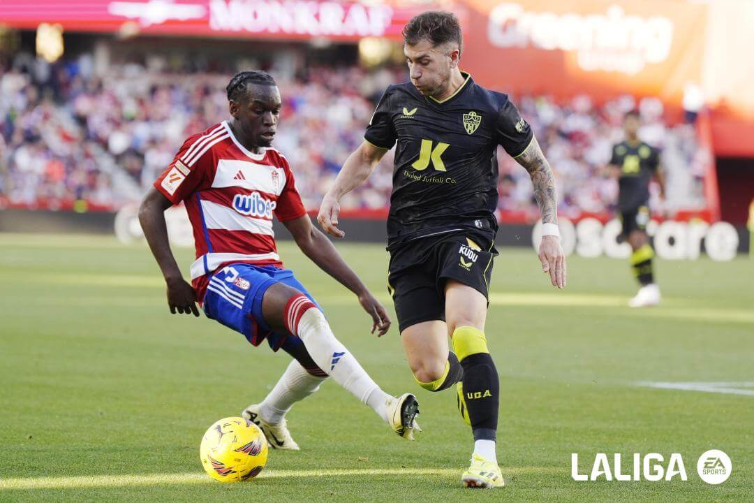 Maouassa y Adrián Embarba, en el Granada-Almería (Foto: LALIGA).