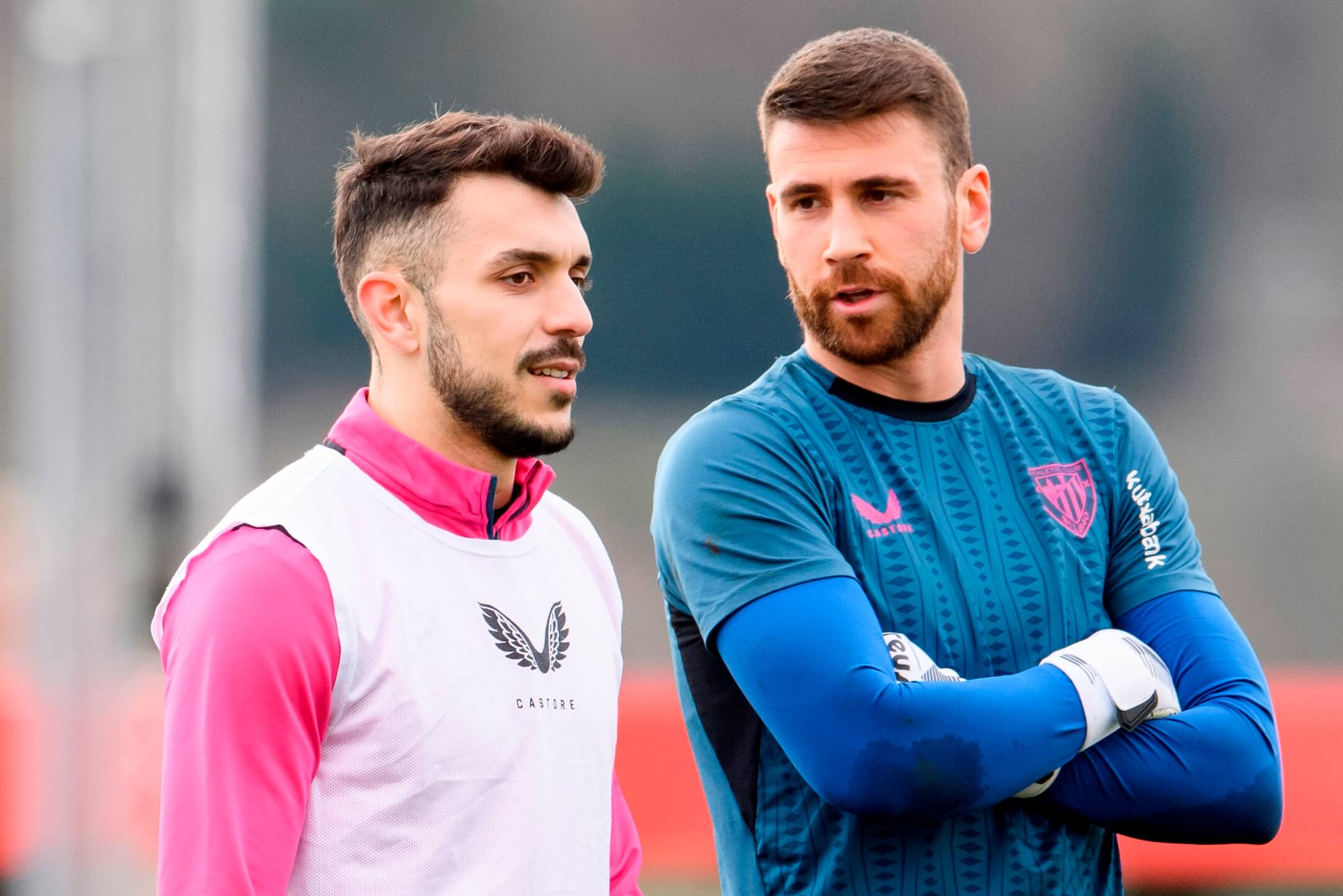 El central Aitor Paredes habla con Unai Simón en Lezama (Foto: Athletic Club).