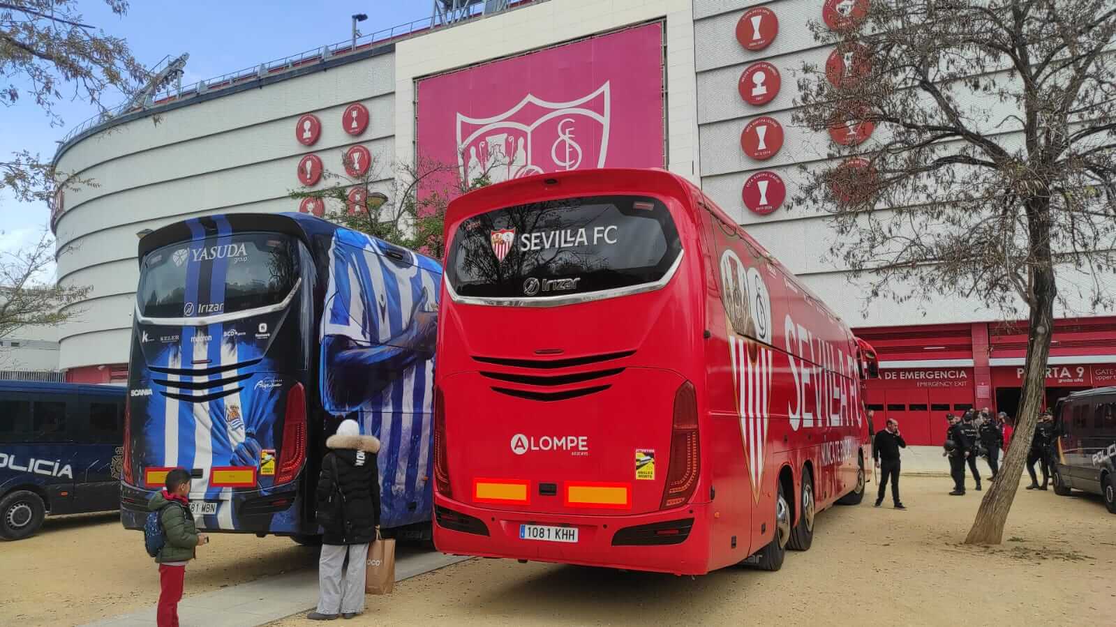 Los autobuses de Real Sociedad y Sevilla aparcados en el Sánchez Pizjuán (Foto: Kiko Hurtado).