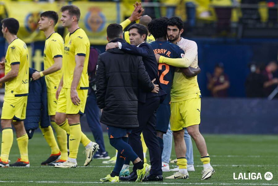 José Gayà habla con Marcelino tras la derrota y su lesión (Foto: LALIGA).