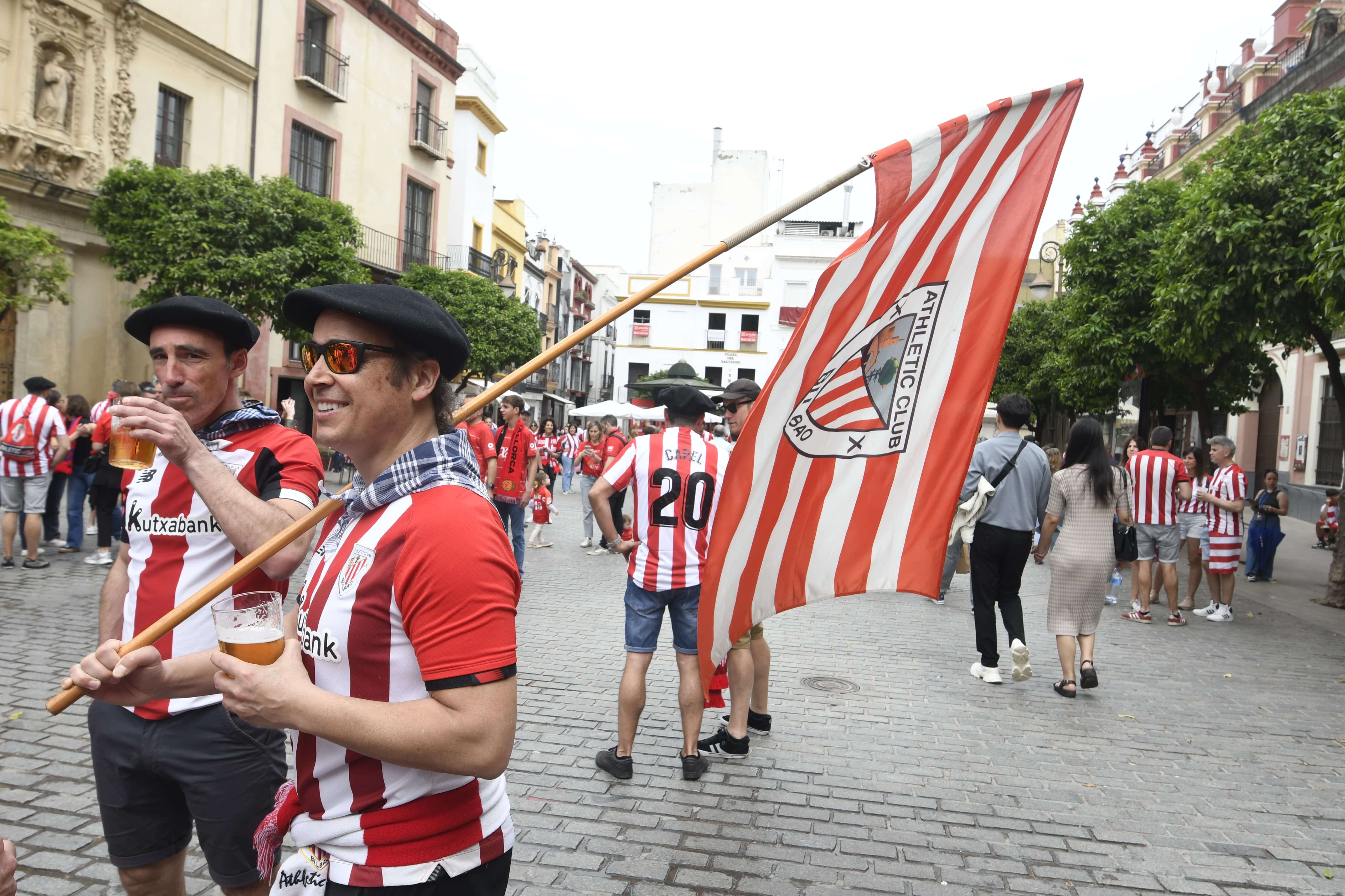 Aficionados del Athletic Club de viaje para ver a los Leones (Foto: Kiko Hurtado).