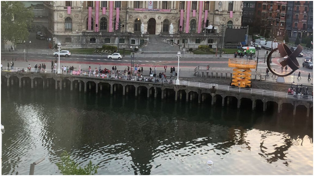 Aficionados athleticzales esperan la Gabarra en su paso por el puente del Ayuntamiento de Bilbao.