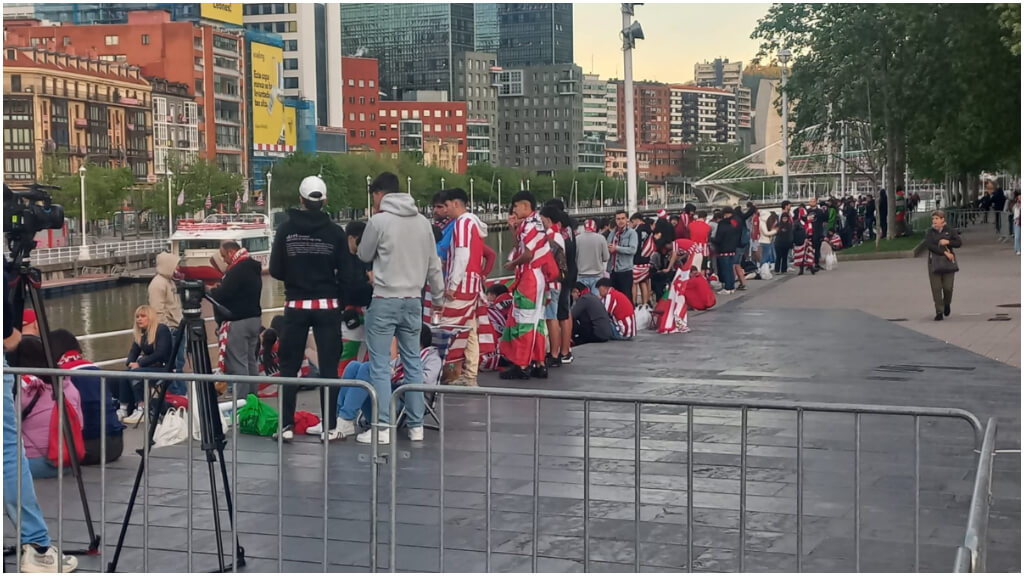 Aficionados del Athletic esperando el paso de la Gabarra con los jugadores.