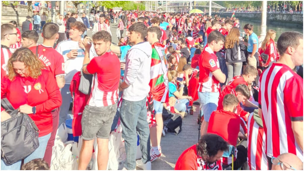 Multitud de aficionados del Athletic ya esperan a la Gabarra.