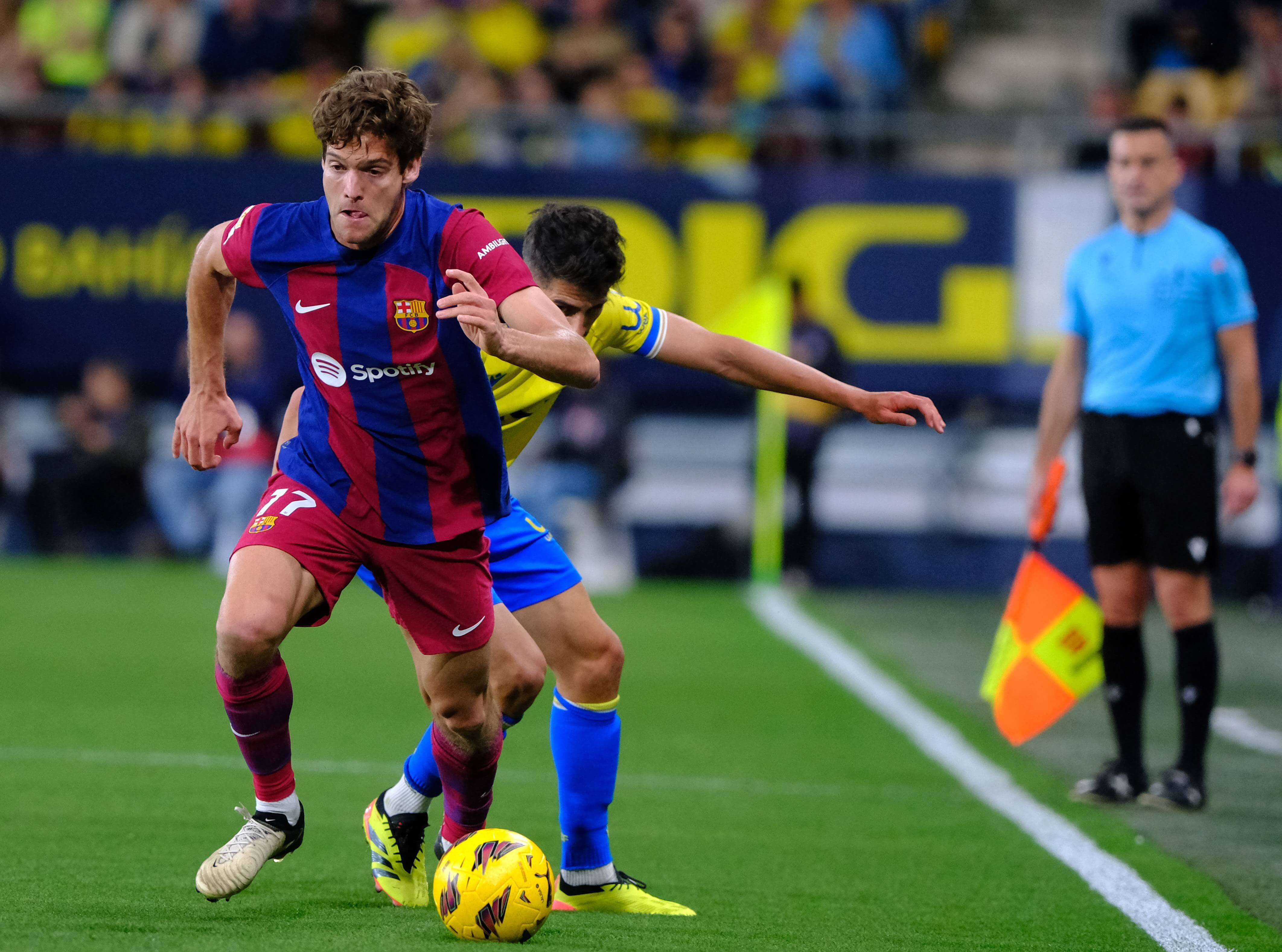 Marcos Alonso protege un balón en el Cádiz-Barcelona (Foto: Cordon Press).