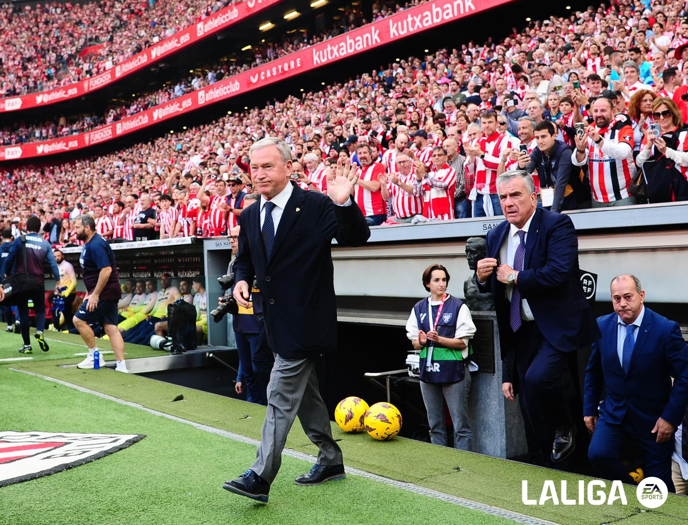 Javier Clemente encabeza el pasillo del equipo del 84 al Athletic (Foto: LALIGA). 