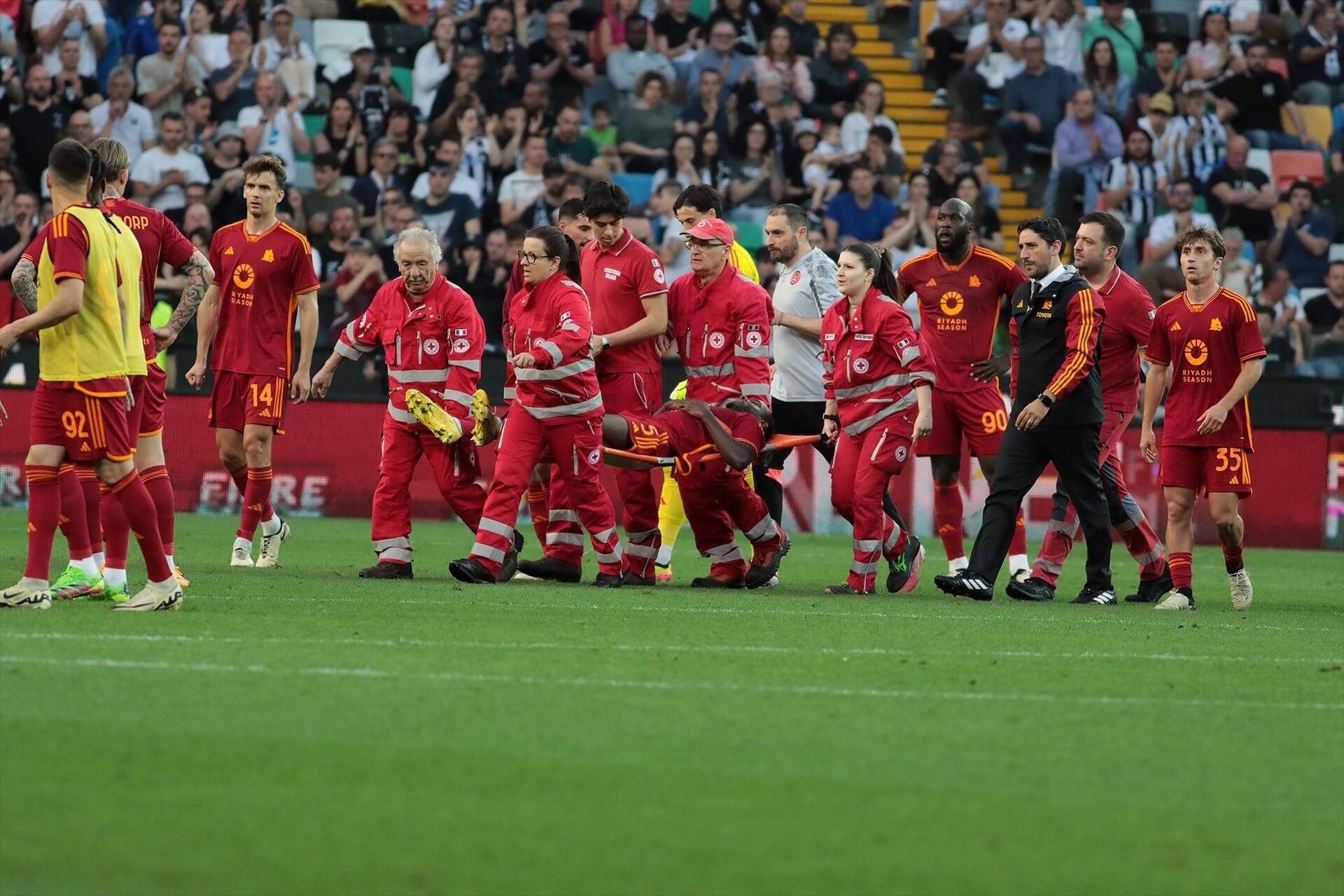 N'Dicka, retirado en camilla durante el Udinese-Roma (Foto: Europa Press)