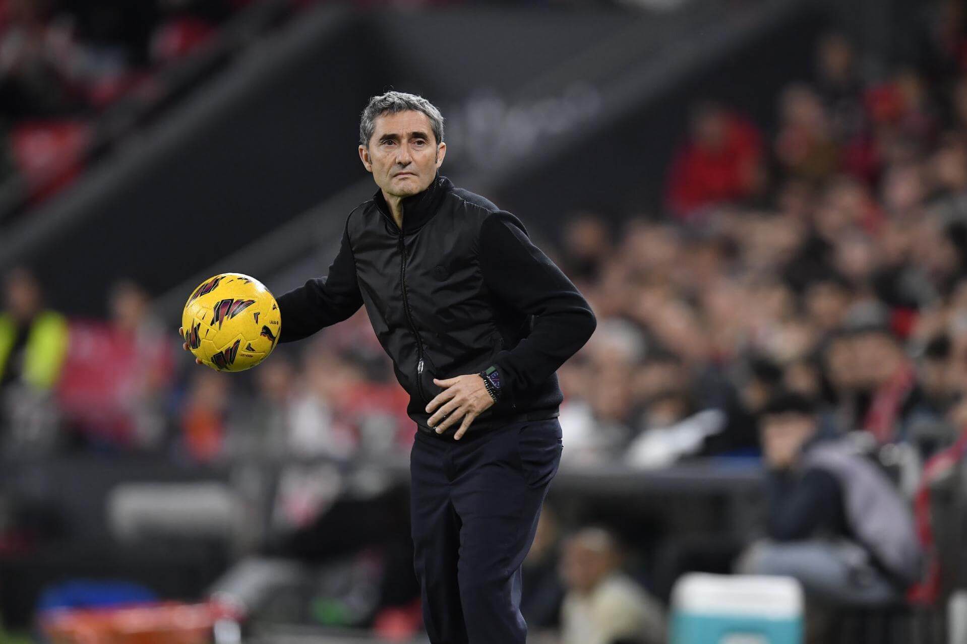 Ernesto Valverde devuelve un balón ante el Granada en San Mamés (Foto: Athletic Club).