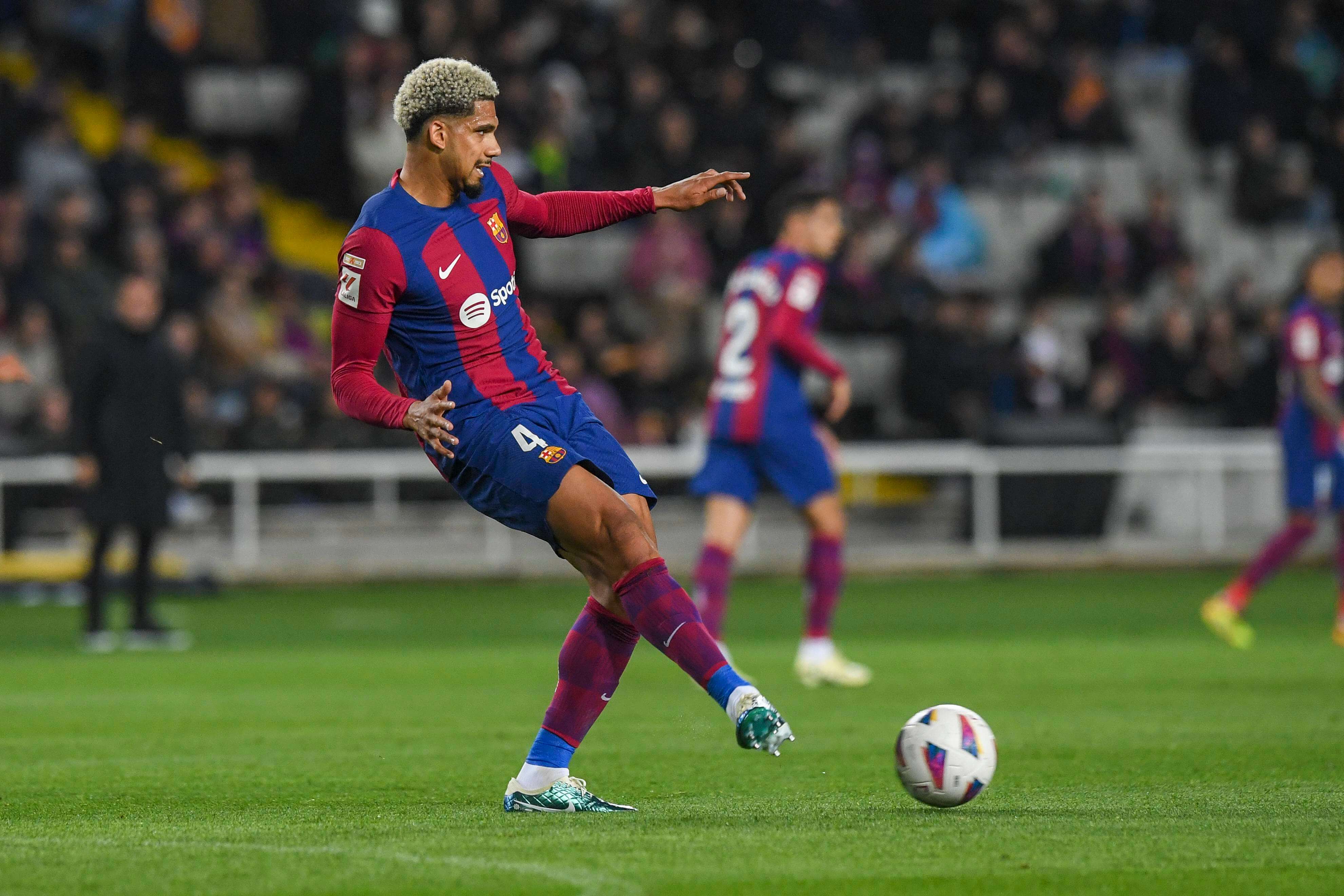 Ronald Araujo da un paso en el Barça-Valencia (Foto: Cordon Press).