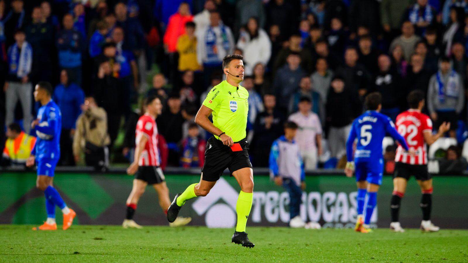 Gil Manzano lleva la roja en el partido ante el Getafe en el Coliseum (Foto: Athletic Club).