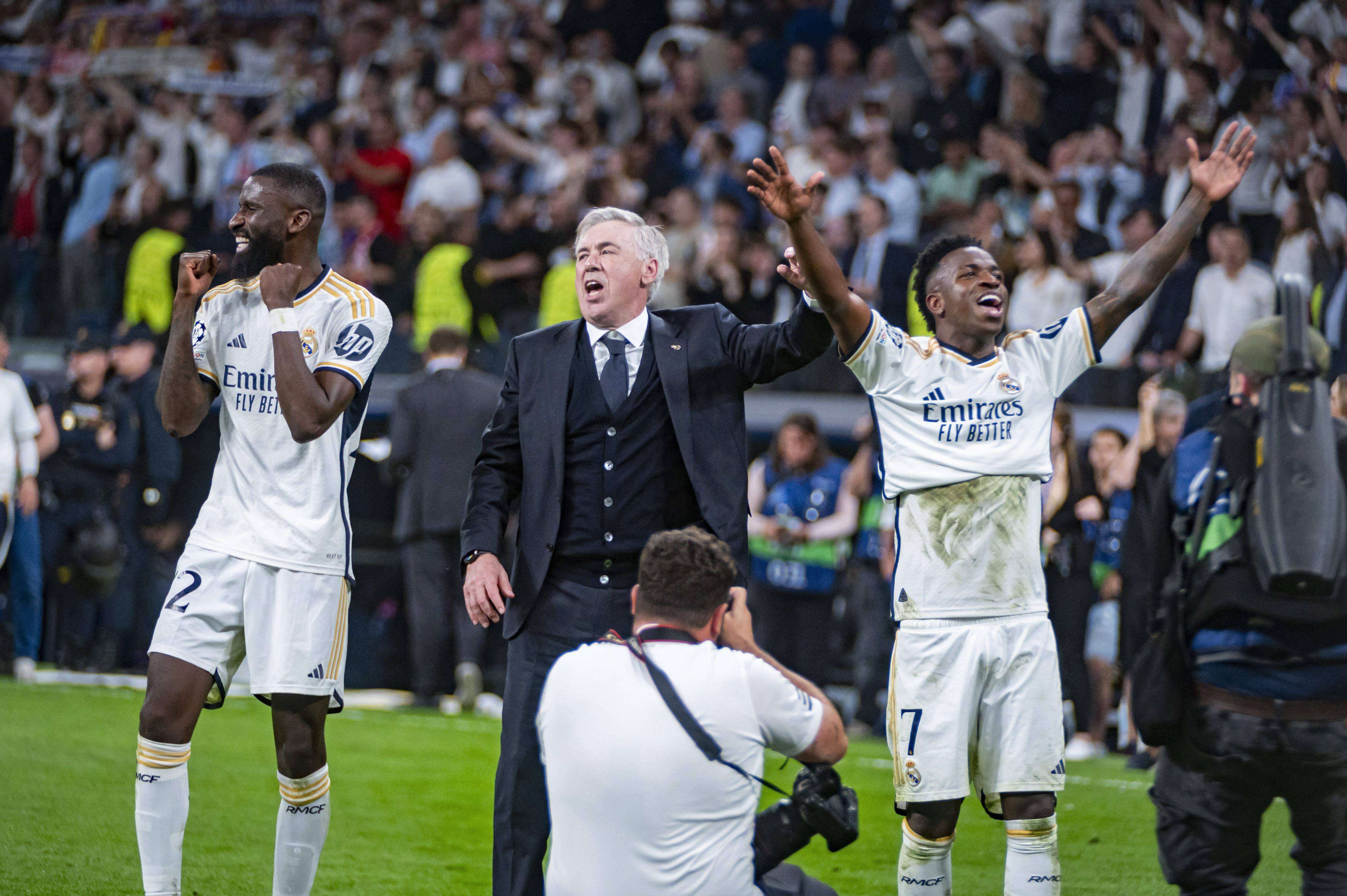 Ancelotti celebrando con Rüdiger y Vinicius el pase a la final de la Champions (Foto: Cordon Press