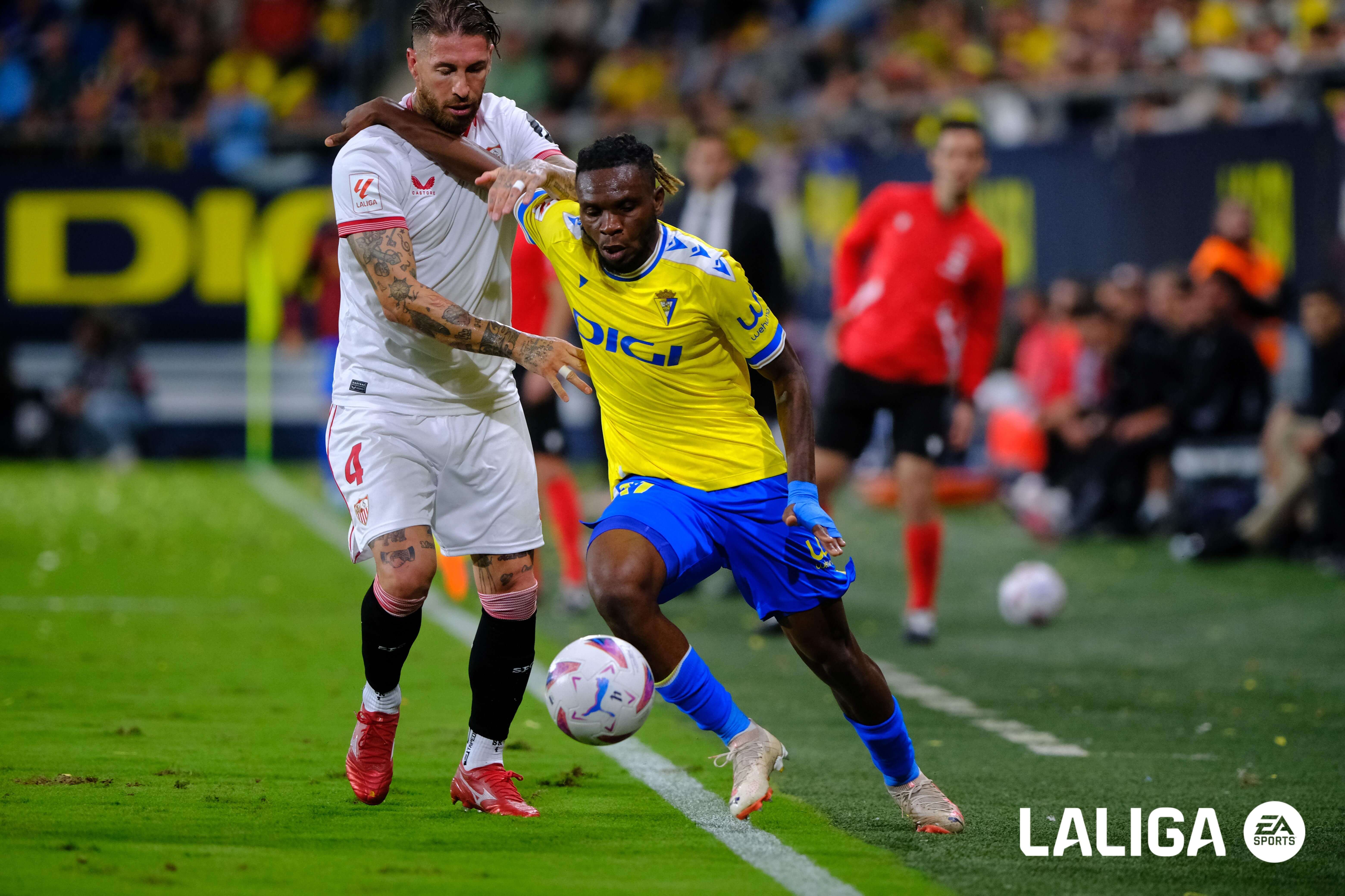 Sergio Ramos y Kouamé, en el Cádiz - Sevilla de la primera vuelta (Foto: LALIGA).