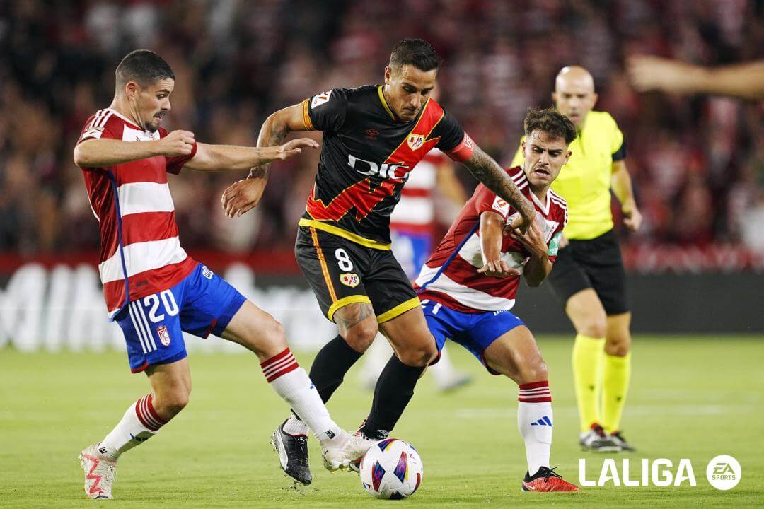 Óscar Trejo se cuela entre Sergio Ruiz y Melendo en el Granada-Rayo (Foto: LALIGA).