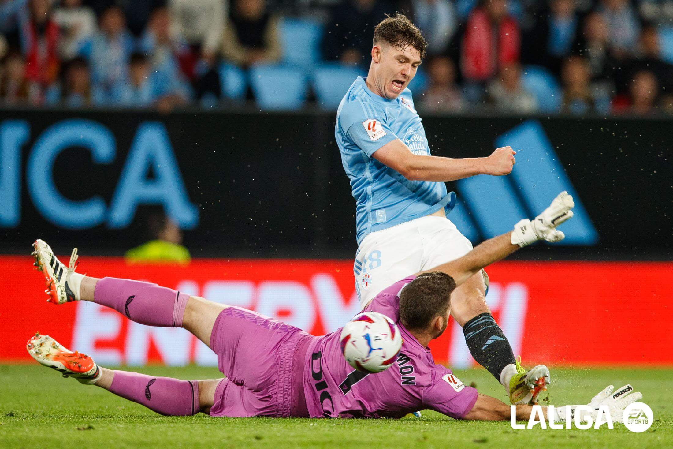 Strand Larsen ante Unai Simón en el Athletic - Celta (Foto: LALIGA).