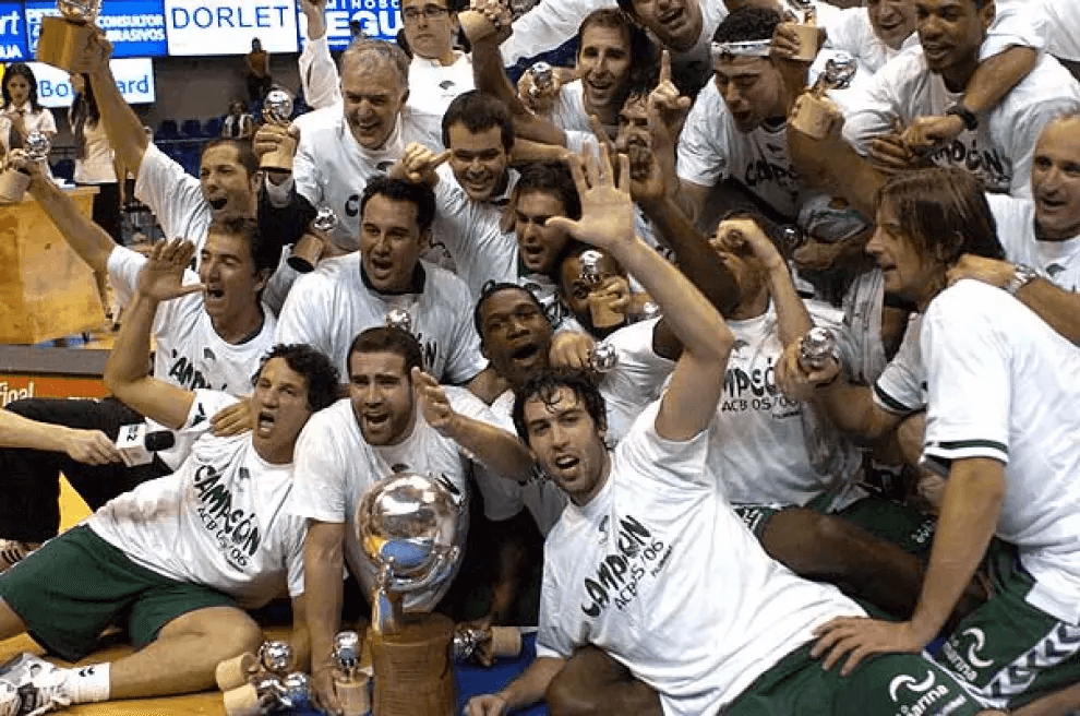 La plantilla de Unicaja posando junto al título ACB (Fuente: EFE)