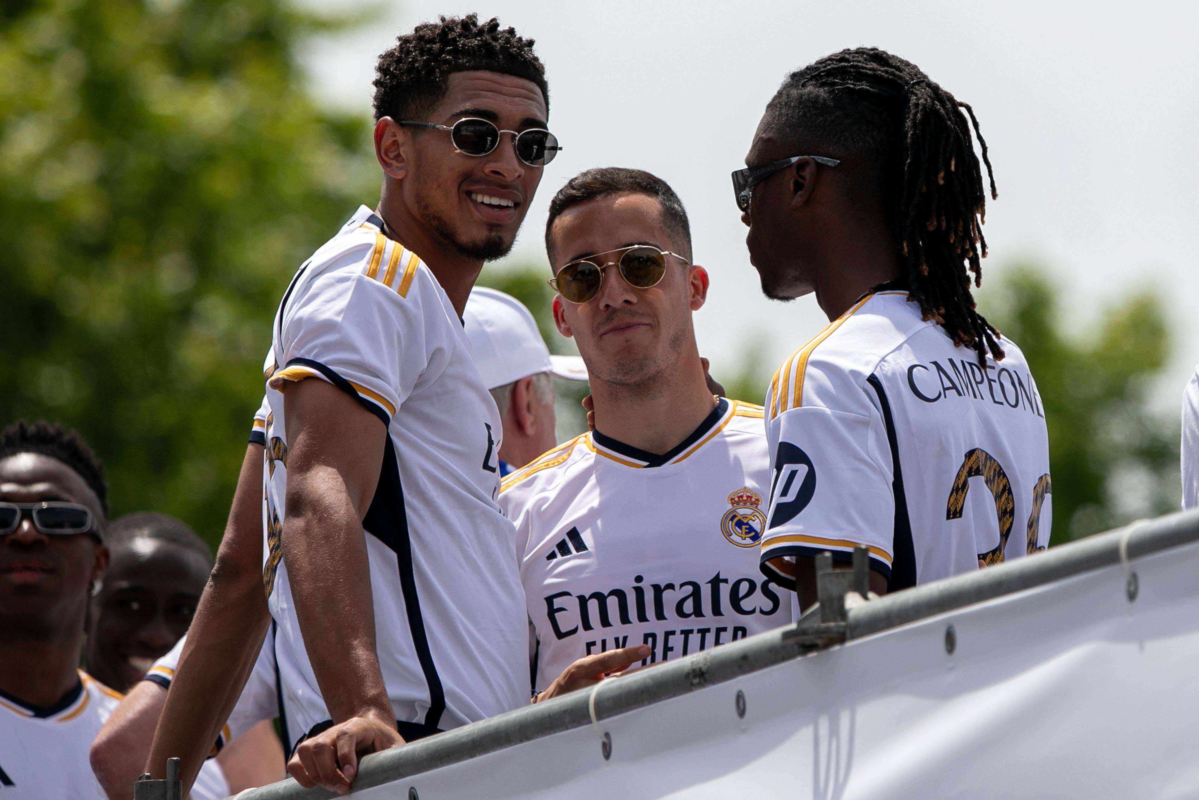 Bellingham, Lucas Vázquez y Camavinga, en el autobús de celebración del Real Madrid (FOTO: Cord