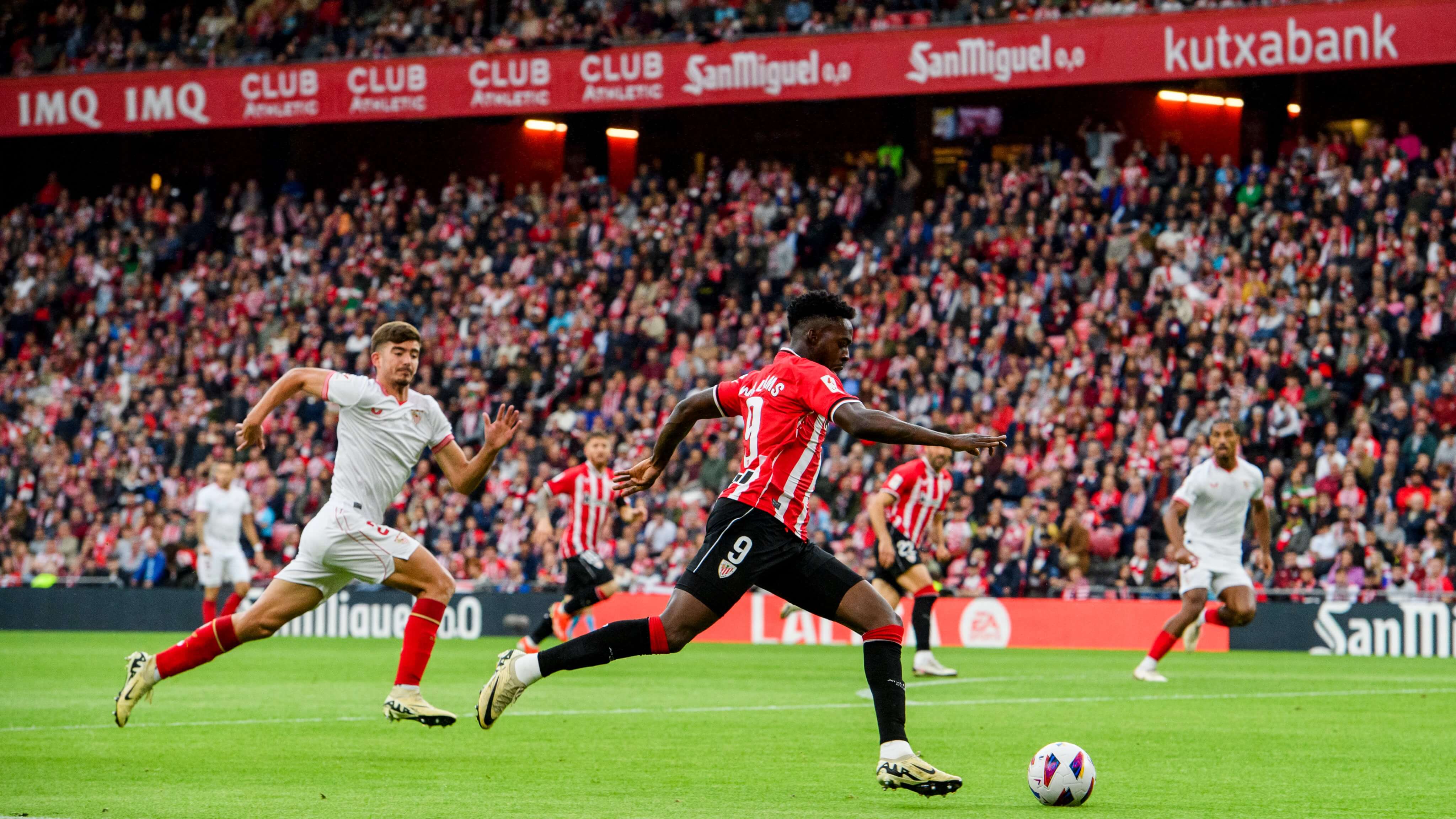 Iñaki Williams al ataque ante el Sevilla en San Mamés (Foto: Athletic Club).