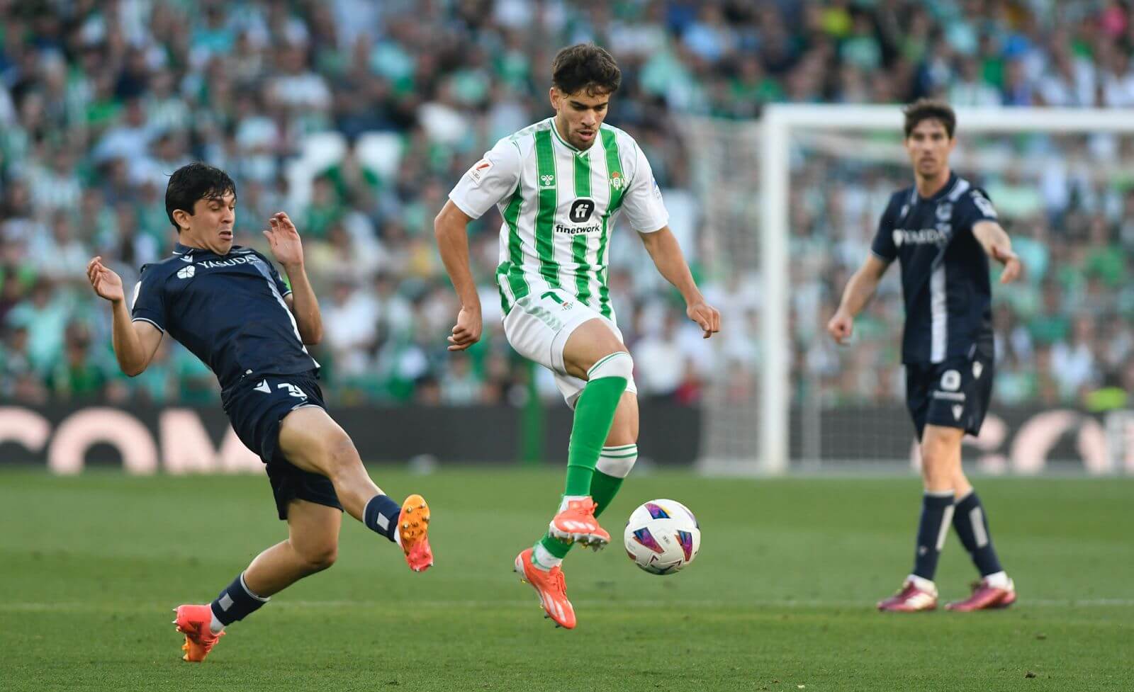 Ez Abde ante la Real Sociedad. (Foto: Kiko Hurtado)