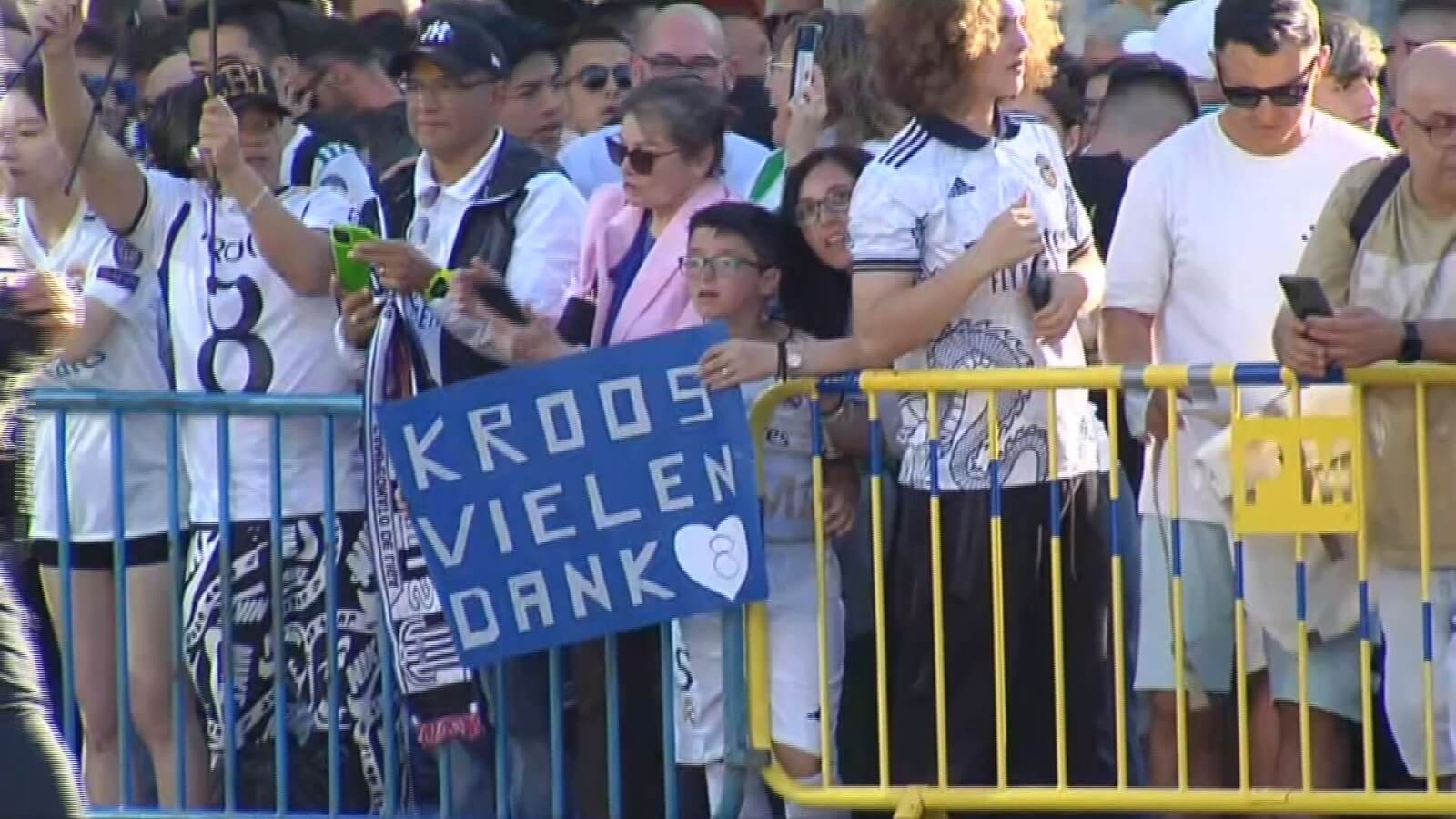 Los fans del Real Madrid a la llegada del equipo.