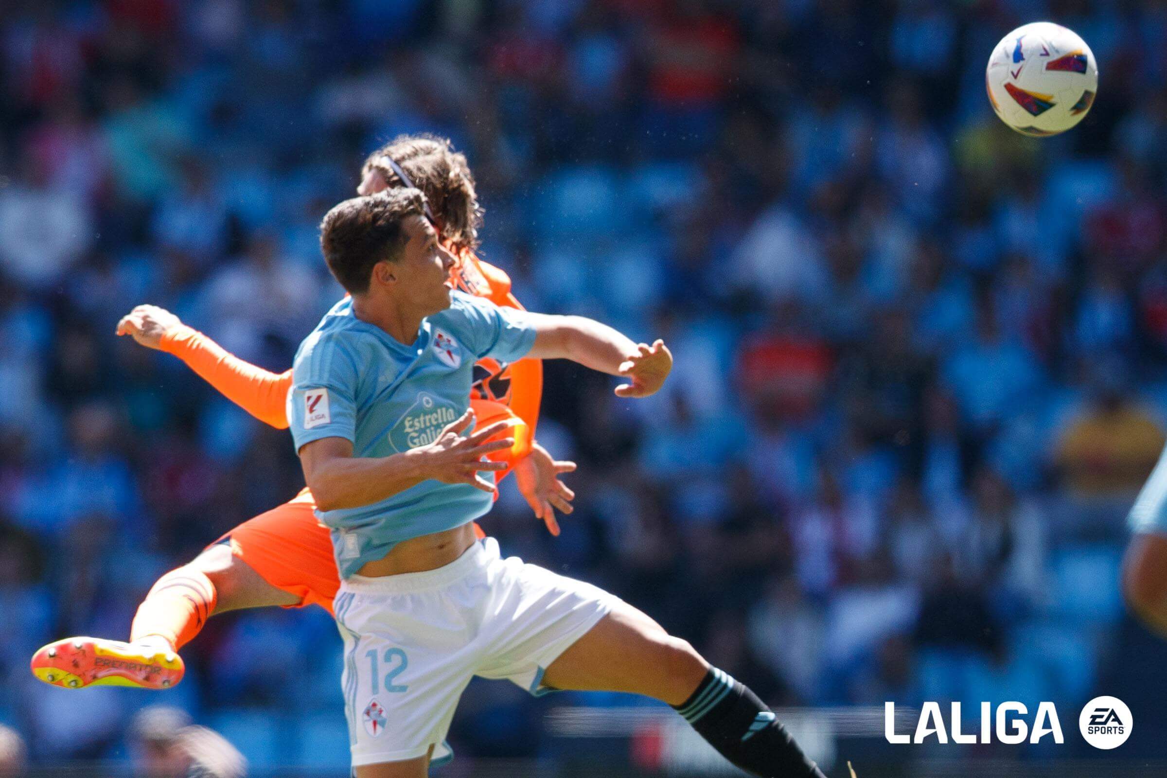 Tasos Douvikas cabecea en el Celta - Valencia (Foto: LALIGA).