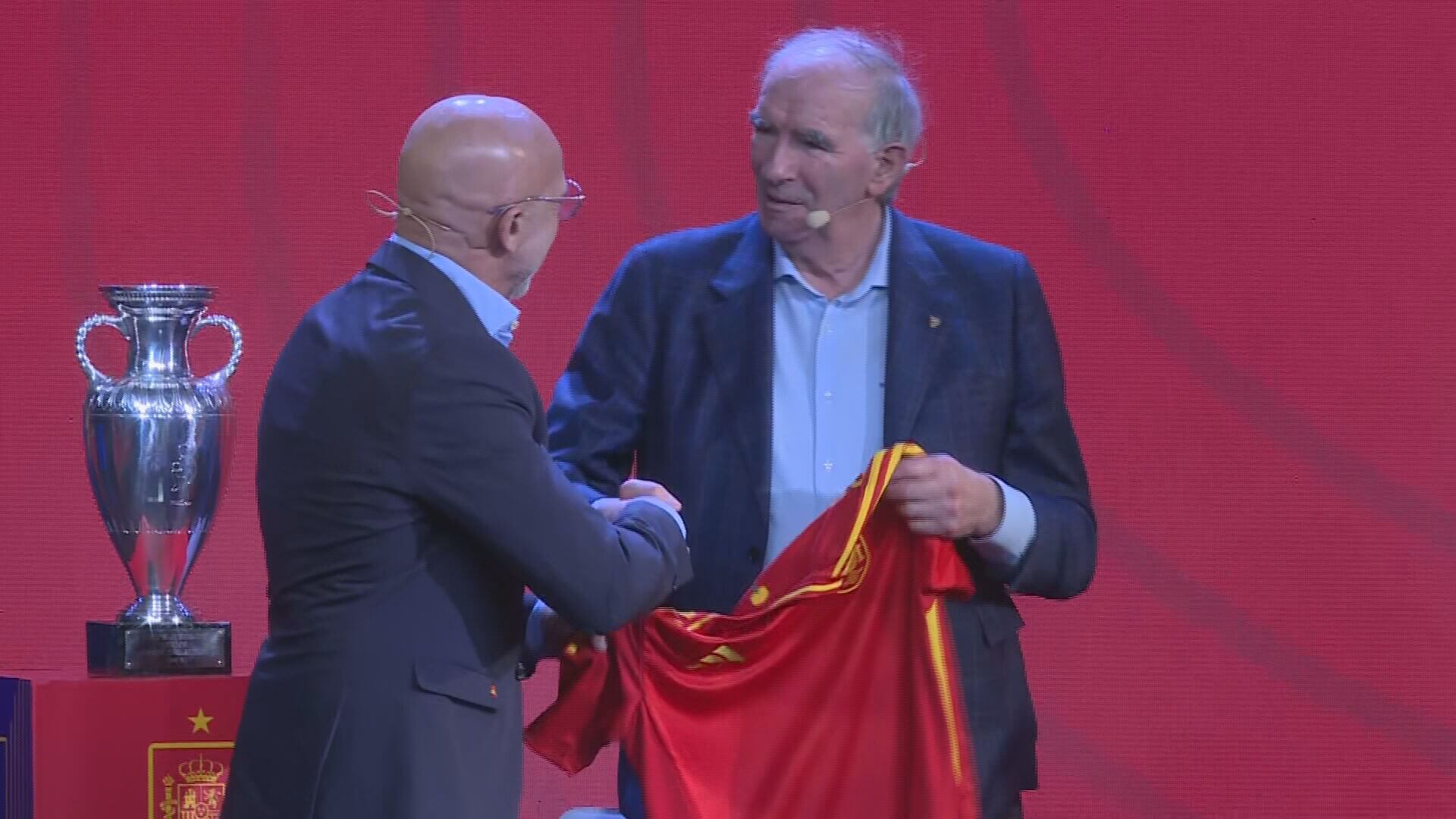José Ángel Iribar recibe la camiseta de la Selección Española de la mano de Luis de la Fuente.