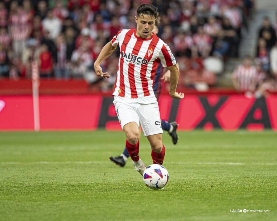 Gaspar Campos progresa con el balón (Foto: LALIGA).