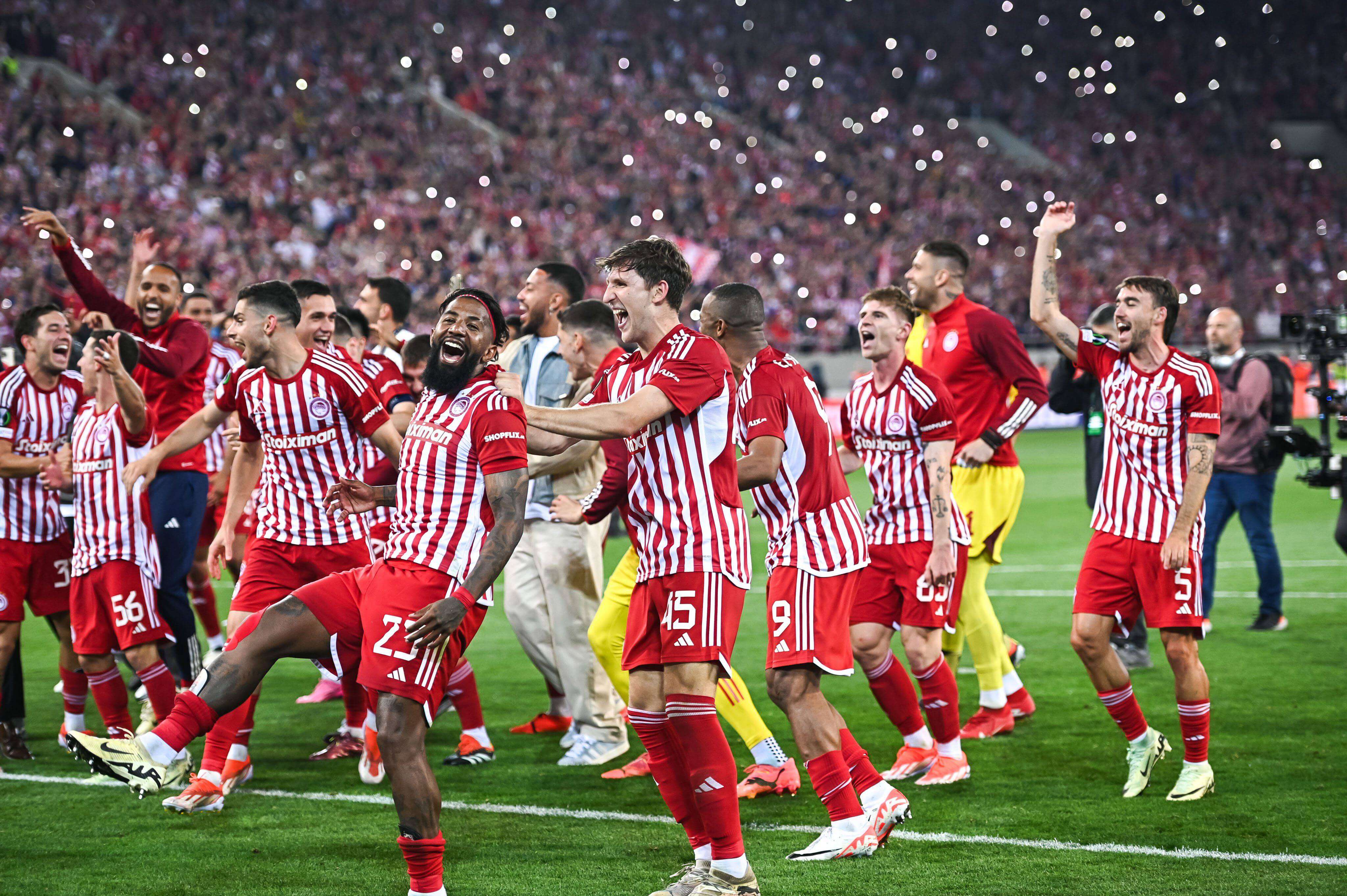 Los jugadores de Olympiacos celebrando la clasificación a la final (Foto: Cordon Press)