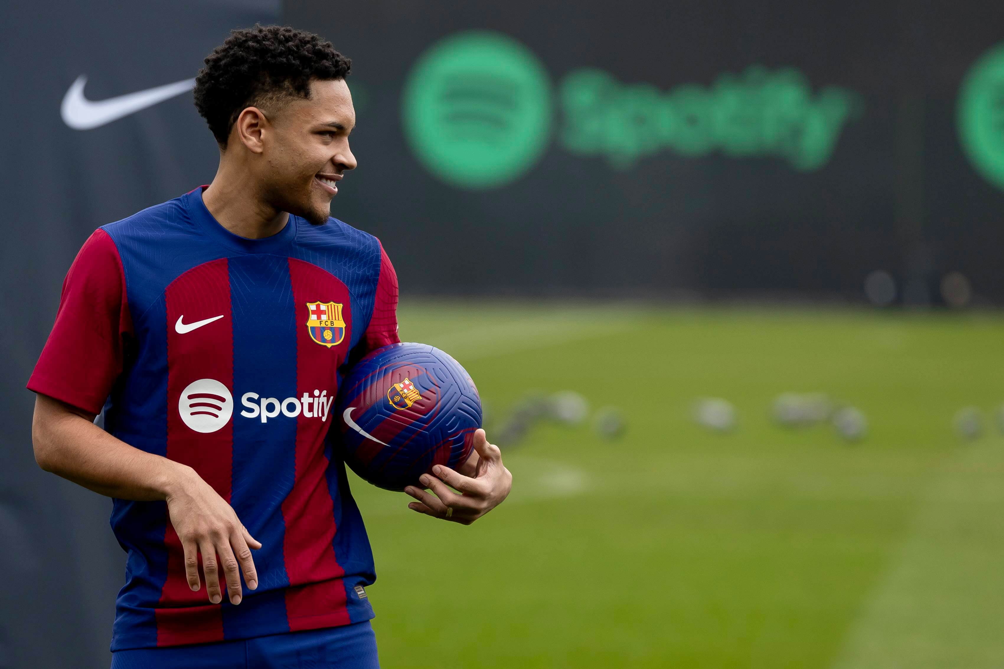 Vitor Roque, en su presentación como jugador del Barça (Foto: Cordon Press).