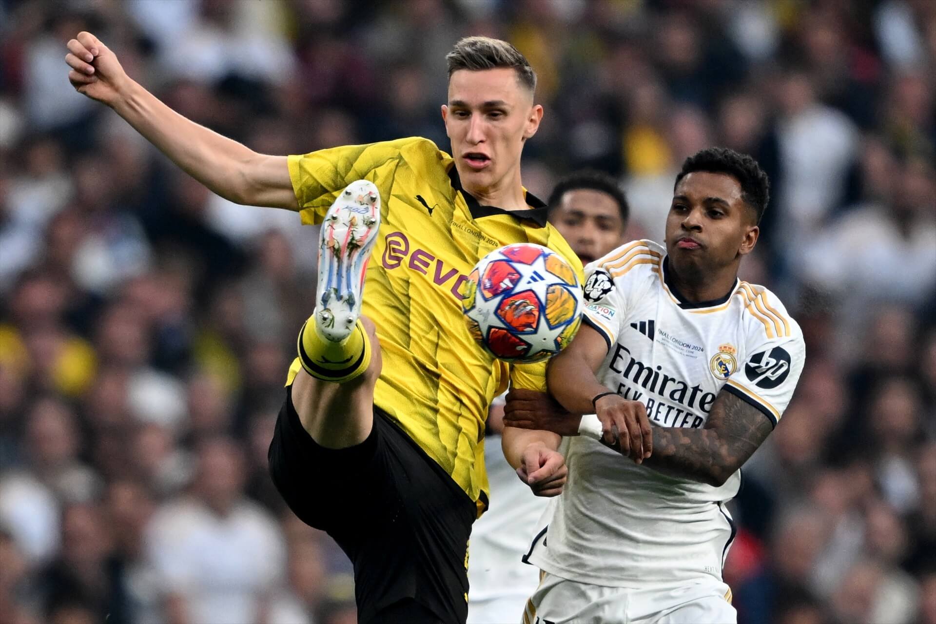 Nico Schlotterbeck frente a Rodrygo Goes en el Borussia Dortmund-Real Madrid (foto: Europa Press).