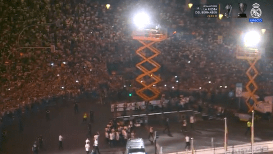 Vuelta de honor de los jugadores del Real Madrid en Cibeles (RMTV)