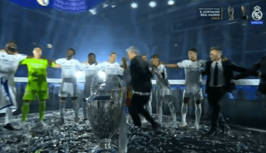 Los jugadores del Real Madrid cantan el himno de La Décima (RMTV)