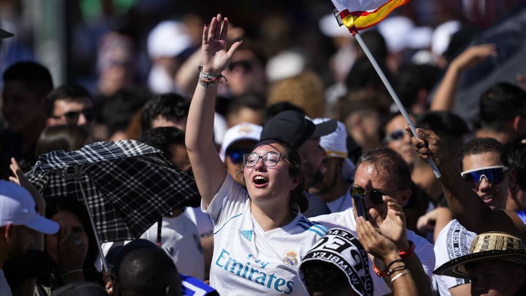 La afición del Real Madrid celebra la consecución de la 15ª Champions del club (foto: Europa Pre