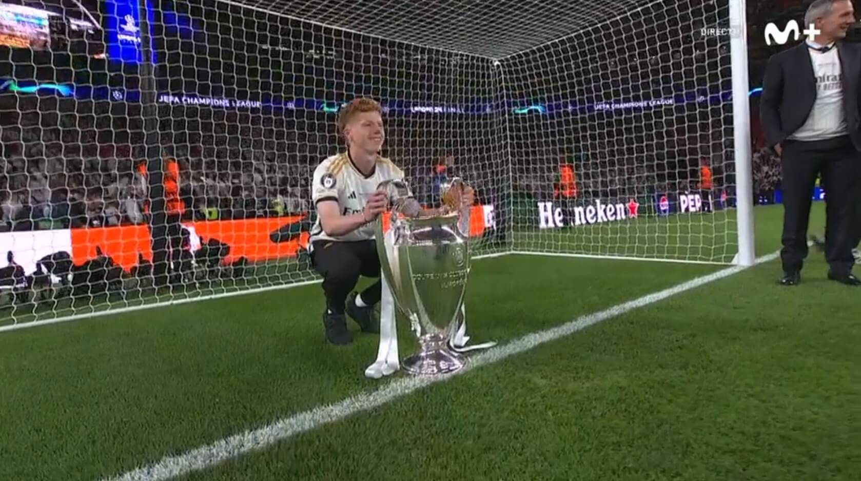 Jeremy de León posa con la Champions en Wembley.