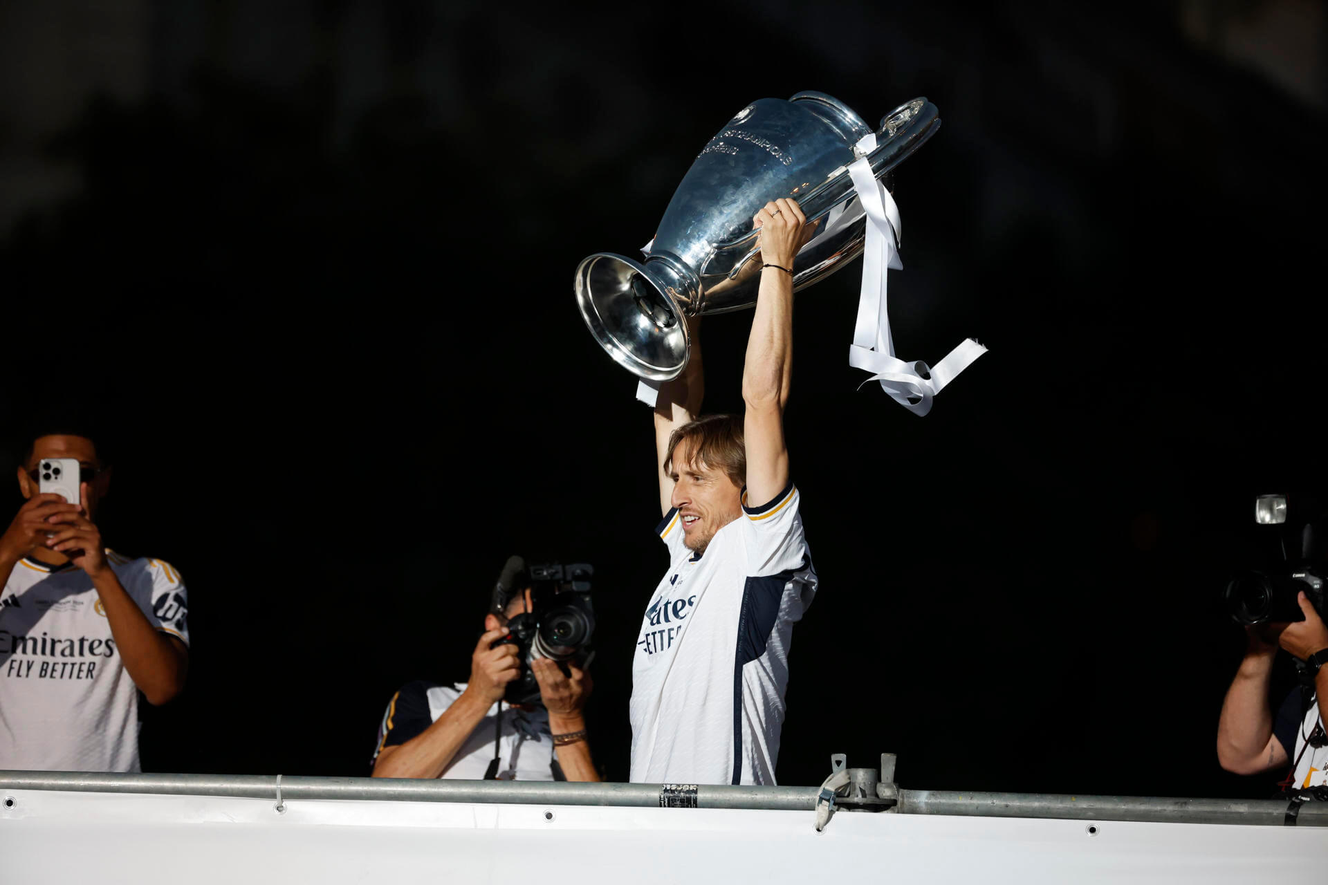 Luka Modric levanta la Champions en la fiesta del Bernabéu (Foto: EFE).