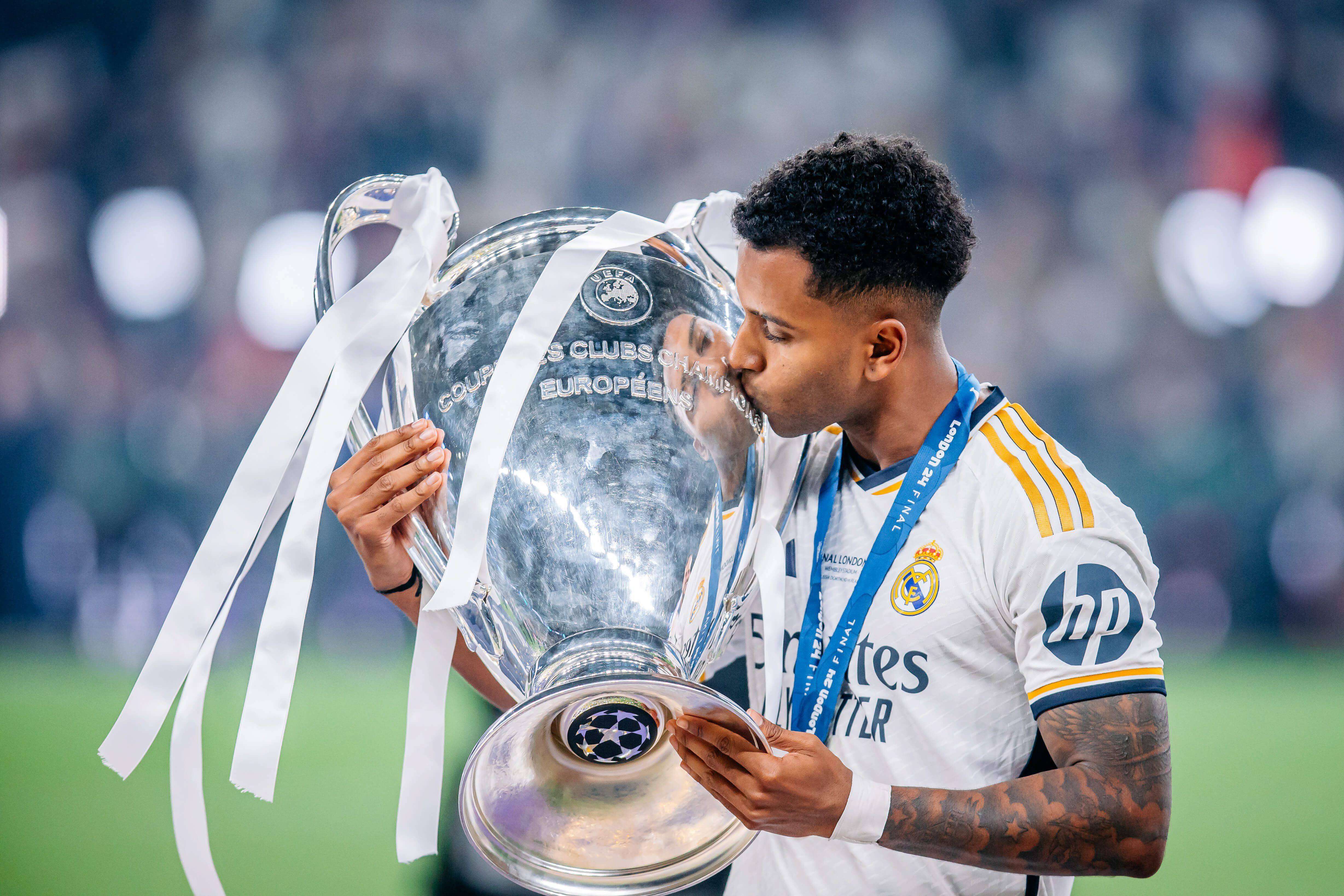 Rodrygo besa la Champions conquistada en Wembley (Foto: Cordon Press).