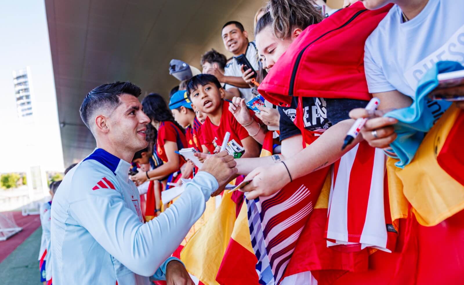 Álvaro Morata firma autógrafos en un entrenamiento con la Selección Española (Foto: @SeFutbol).